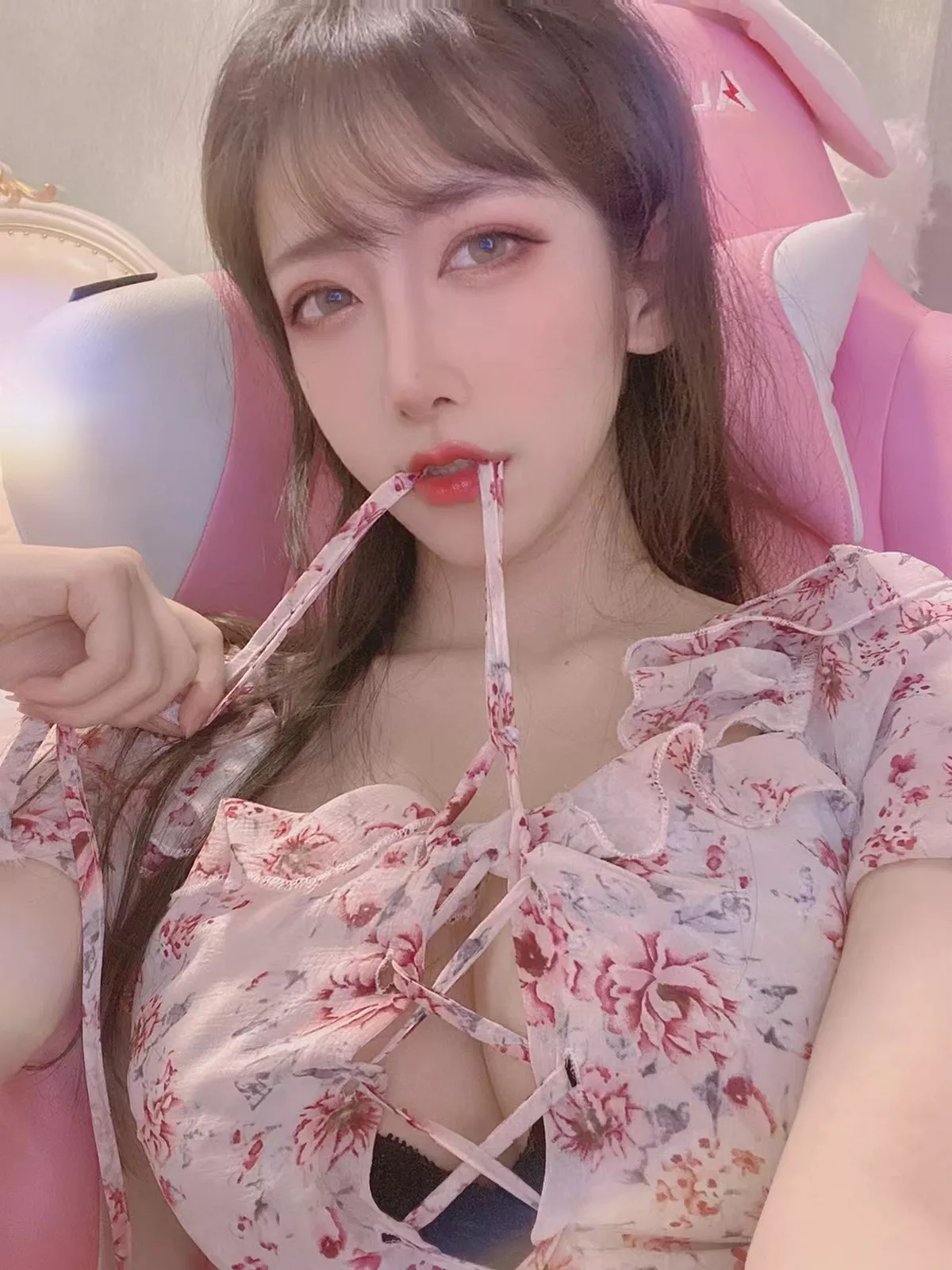 人气Coser啾小妍日常系列精选主题多套性感服饰秀完美身材靓丽迷人写真233P