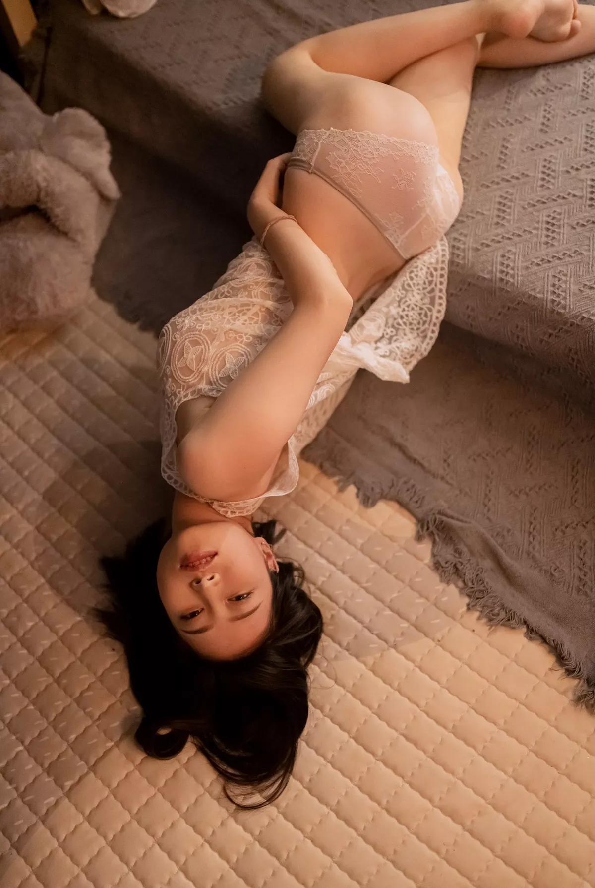 网络美女年年Nnian白色网衫主题私房床上性感白色缕空上衣秀惹火身材诱惑写真44P