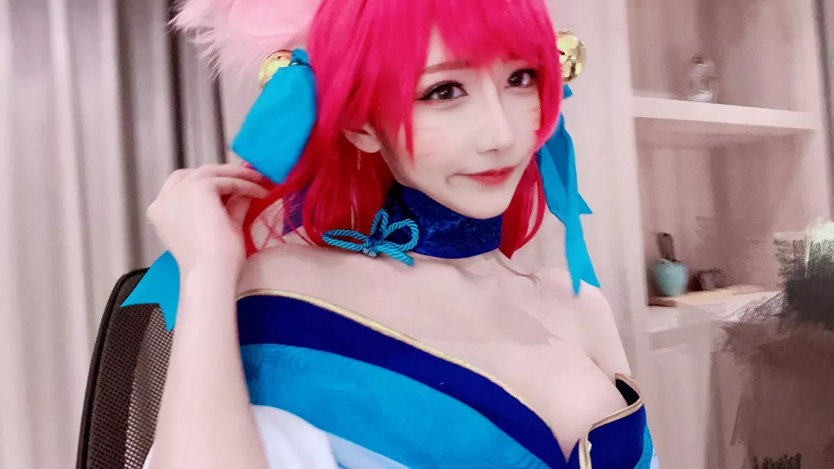 人气Coser啾小妍日常系列精选主题多套性感服饰秀完美身材靓丽迷人写真233P