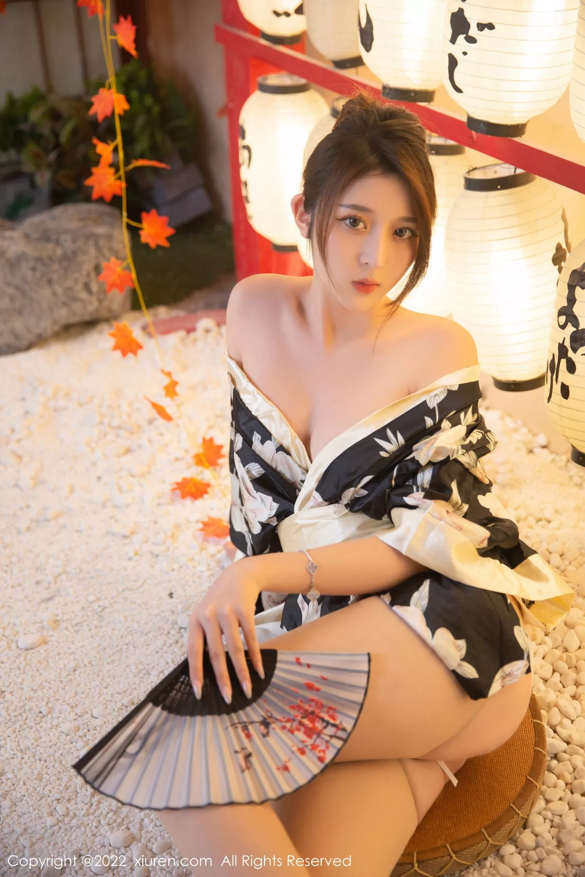 XiuRen第5942_模特夏甜甜性感黑色日式和服配超薄肉丝半脱秀完美身材诱惑写真79P