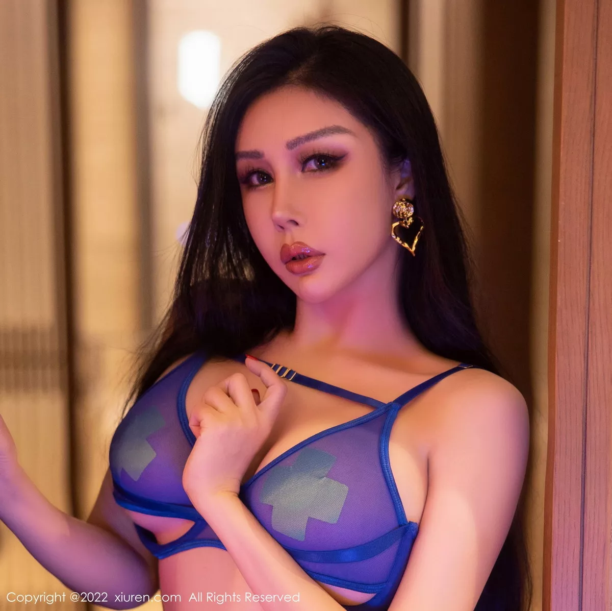 XiuRen第5941_模特田冰冰性感蓝色轻透内衣配黑色蕾丝袜秀惹火身材诱惑写真72P
