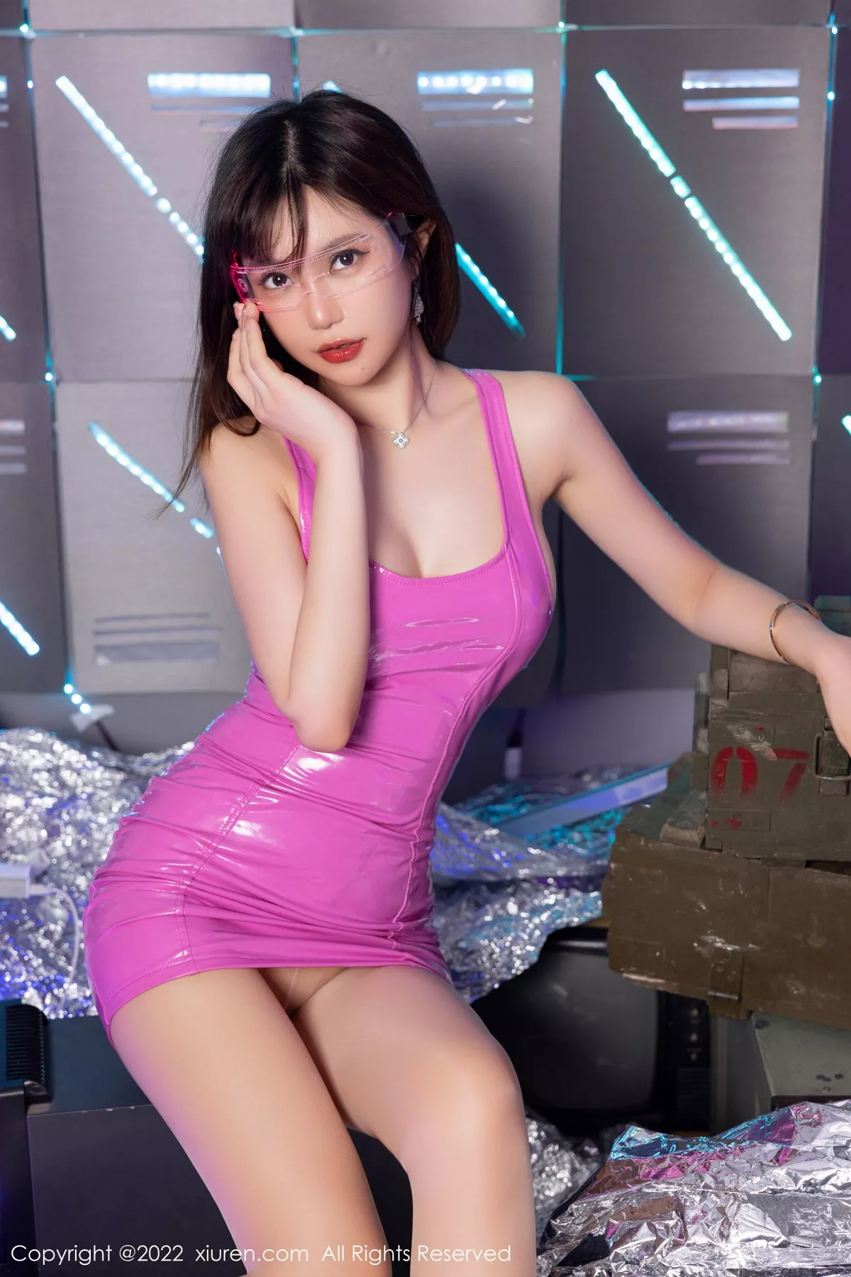 XiuRen第5944_女神绮里嘉ula脱艳红连衣裙露抹胸情趣服饰秀惹火身材诱惑写真70P