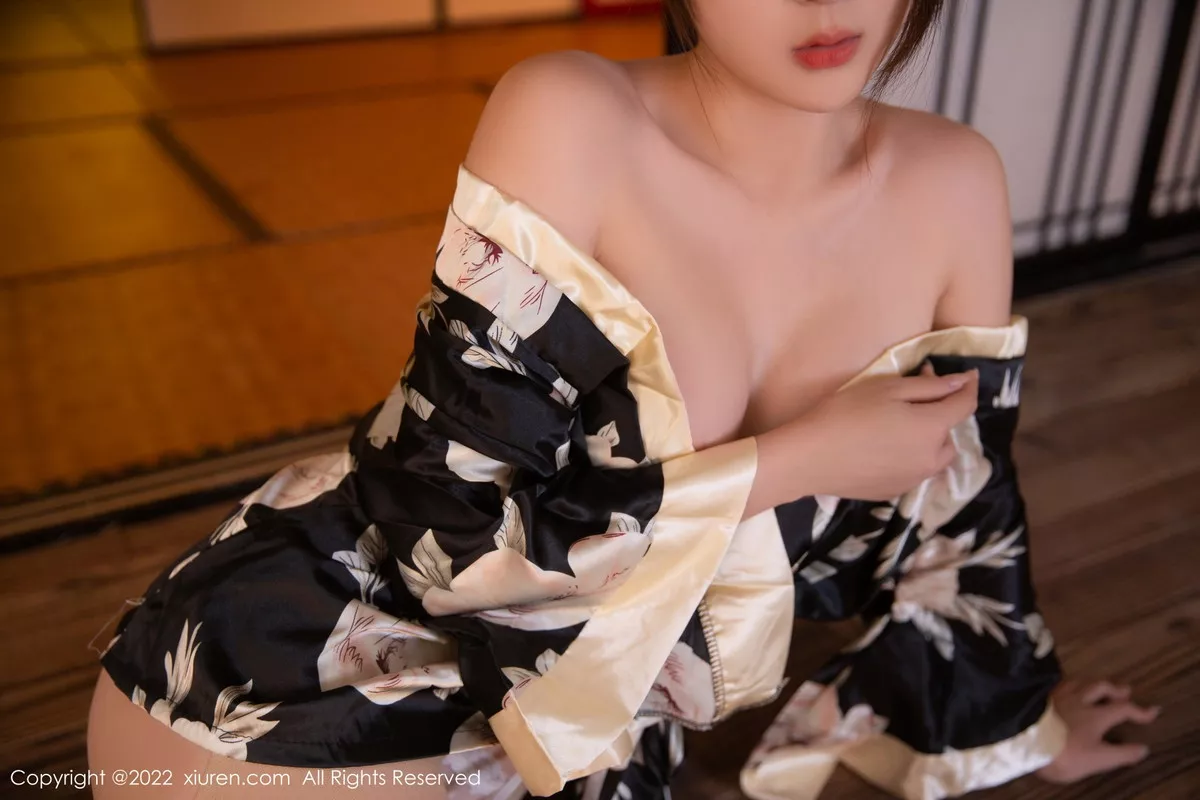 XiuRen第5942_模特夏甜甜性感黑色日式和服配超薄肉丝半脱秀完美身材诱惑写真79P