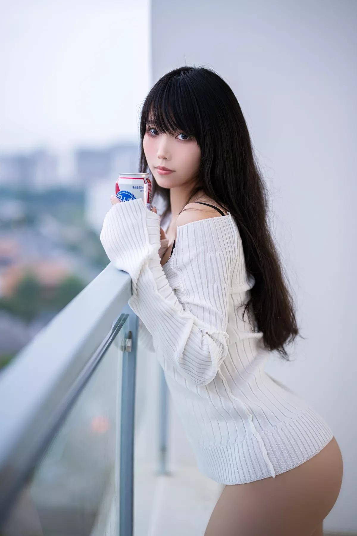网络美女汪知子醉酒主题私房性感白色针织衣半脱露黑色蕾丝内衣撩人诱惑写真36P