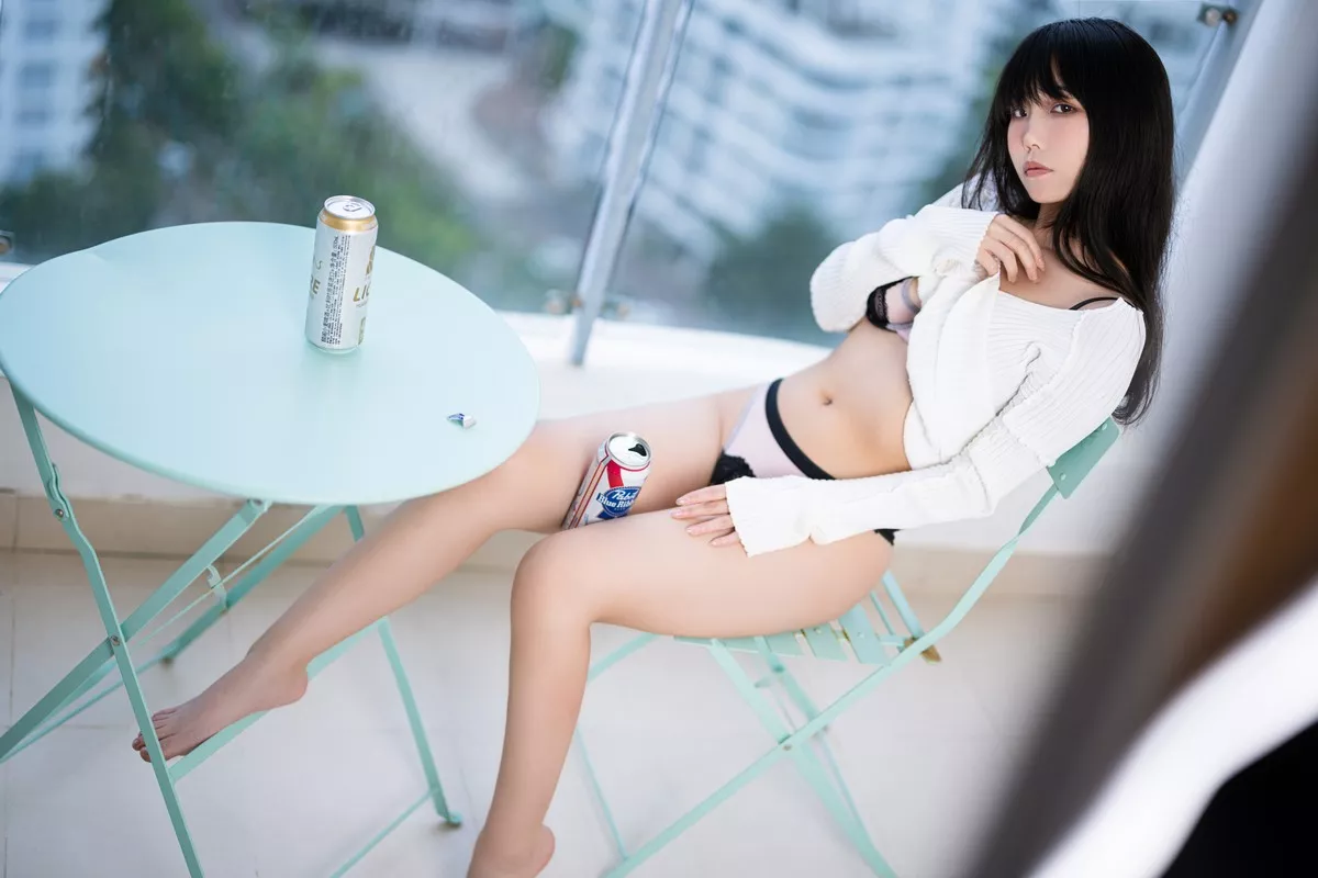 网络美女汪知子醉酒主题私房性感白色针织衣半脱露黑色蕾丝内衣撩人诱惑写真36P