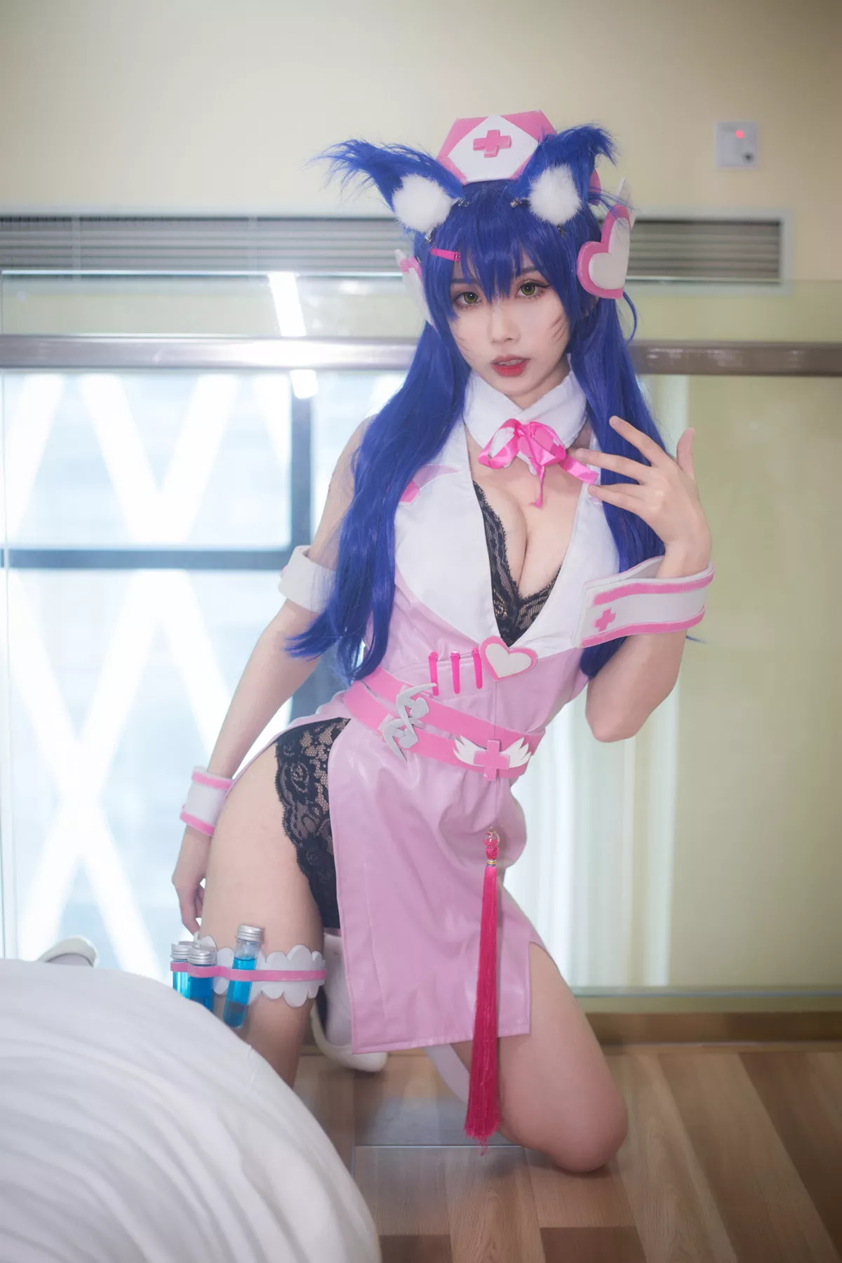 Coser美女清颜真德秀阿狸护士主题性感粉红护士装半脱露黑色蕾丝内衣诱惑写真30P