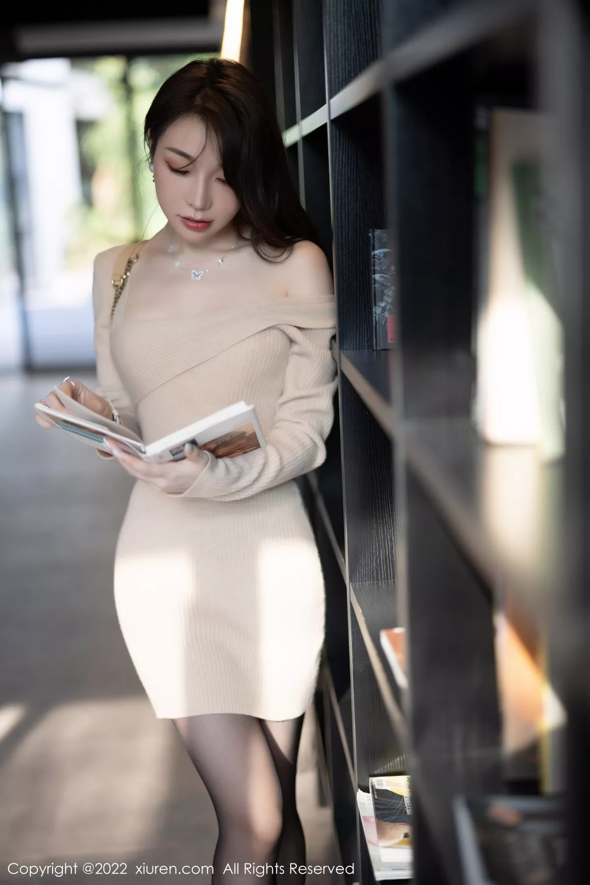 XiuRen第5945_女神徐莉芝Booty脱米色连衣裙露蕾丝内衣配超薄黑丝魅惑写真83P