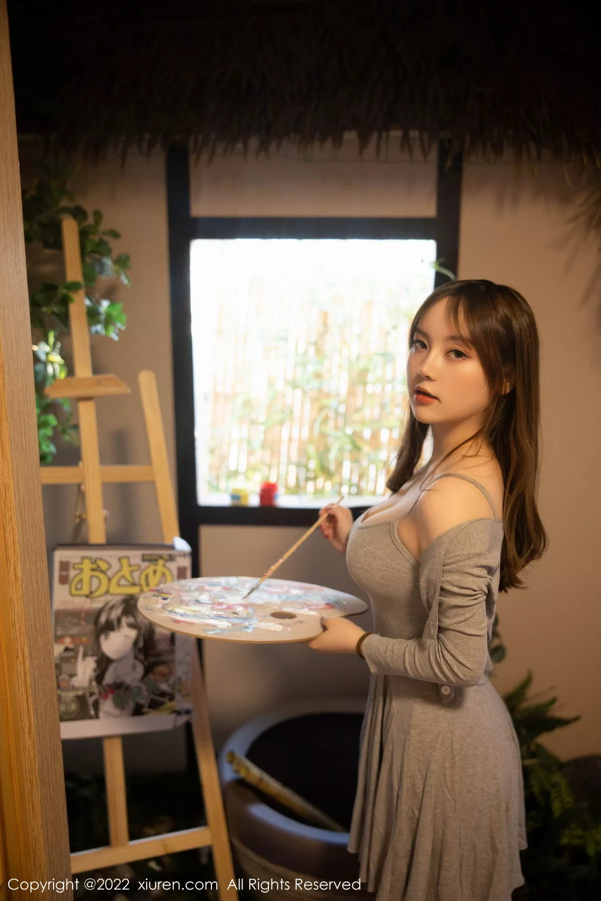 XiuRen第5943_模特豆瓣酱绘画主题灰色低胸吊带裙配肉丝秀丰满身材诱惑写真71P