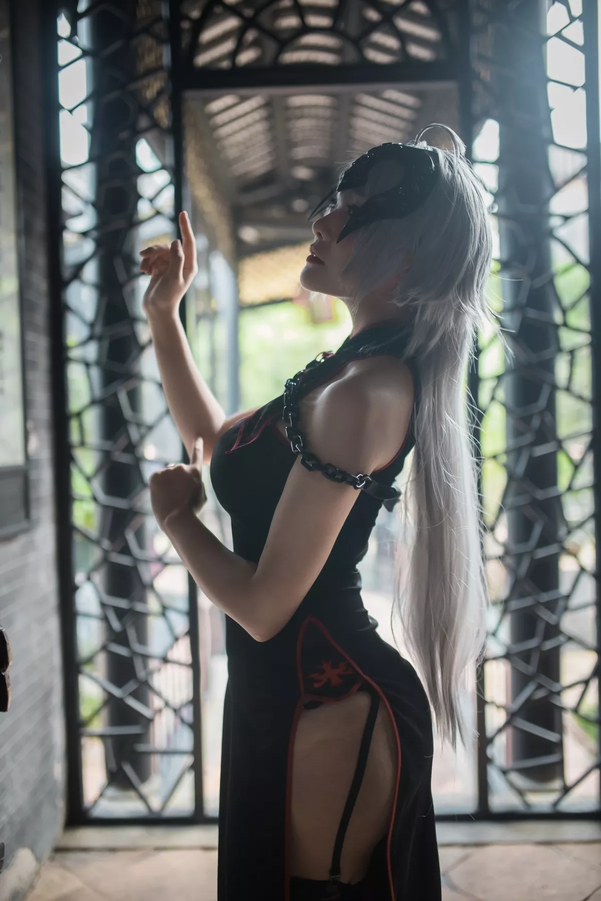 Coser美女三刀刀Miido黑贞德主题户外性感黑色皮衣+黑色旗袍秀完美身材诱惑写真77P