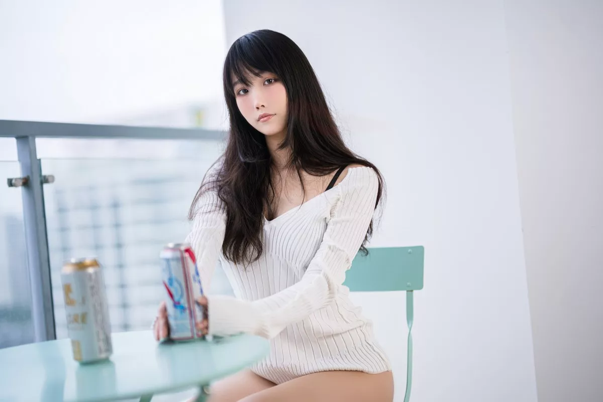 网络美女汪知子醉酒主题私房性感白色针织衣半脱露黑色蕾丝内衣撩人诱惑写真36P