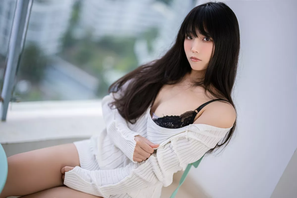 网络美女汪知子醉酒主题私房性感白色针织衣半脱露黑色蕾丝内衣撩人诱惑写真36P