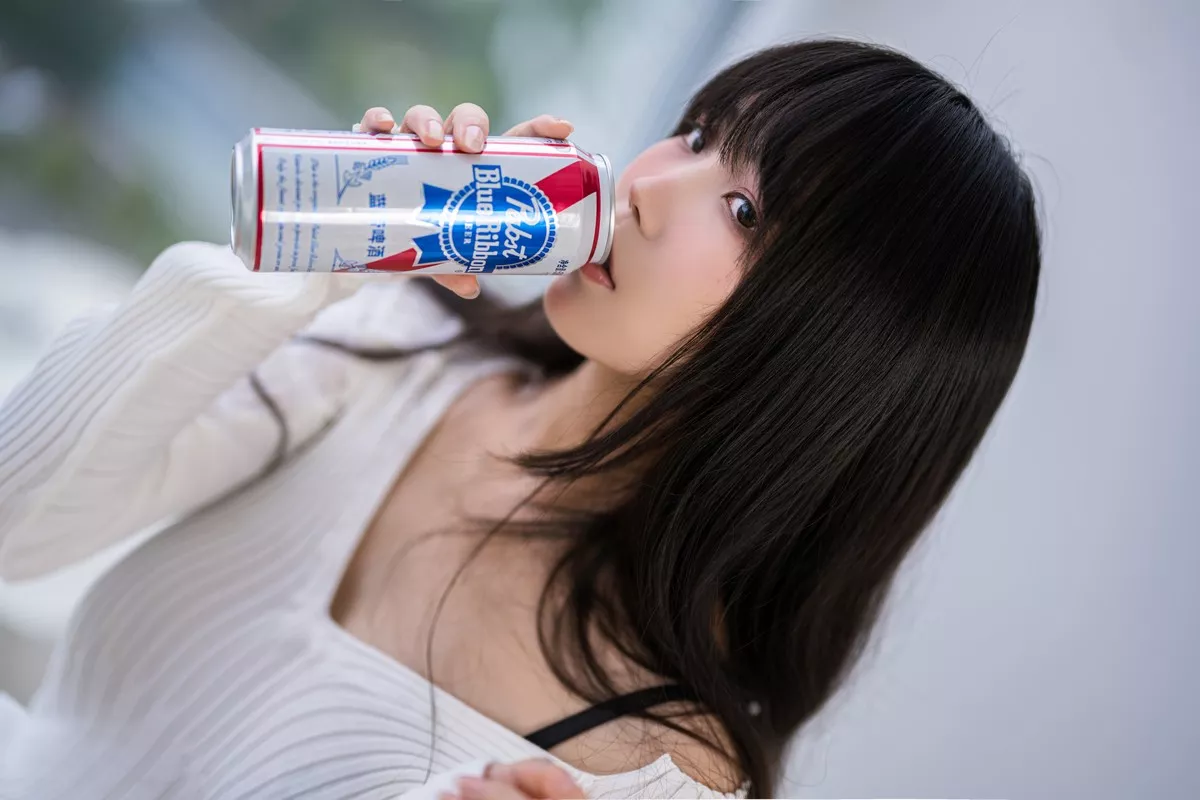 网络美女汪知子醉酒主题私房性感白色针织衣半脱露黑色蕾丝内衣撩人诱惑写真36P