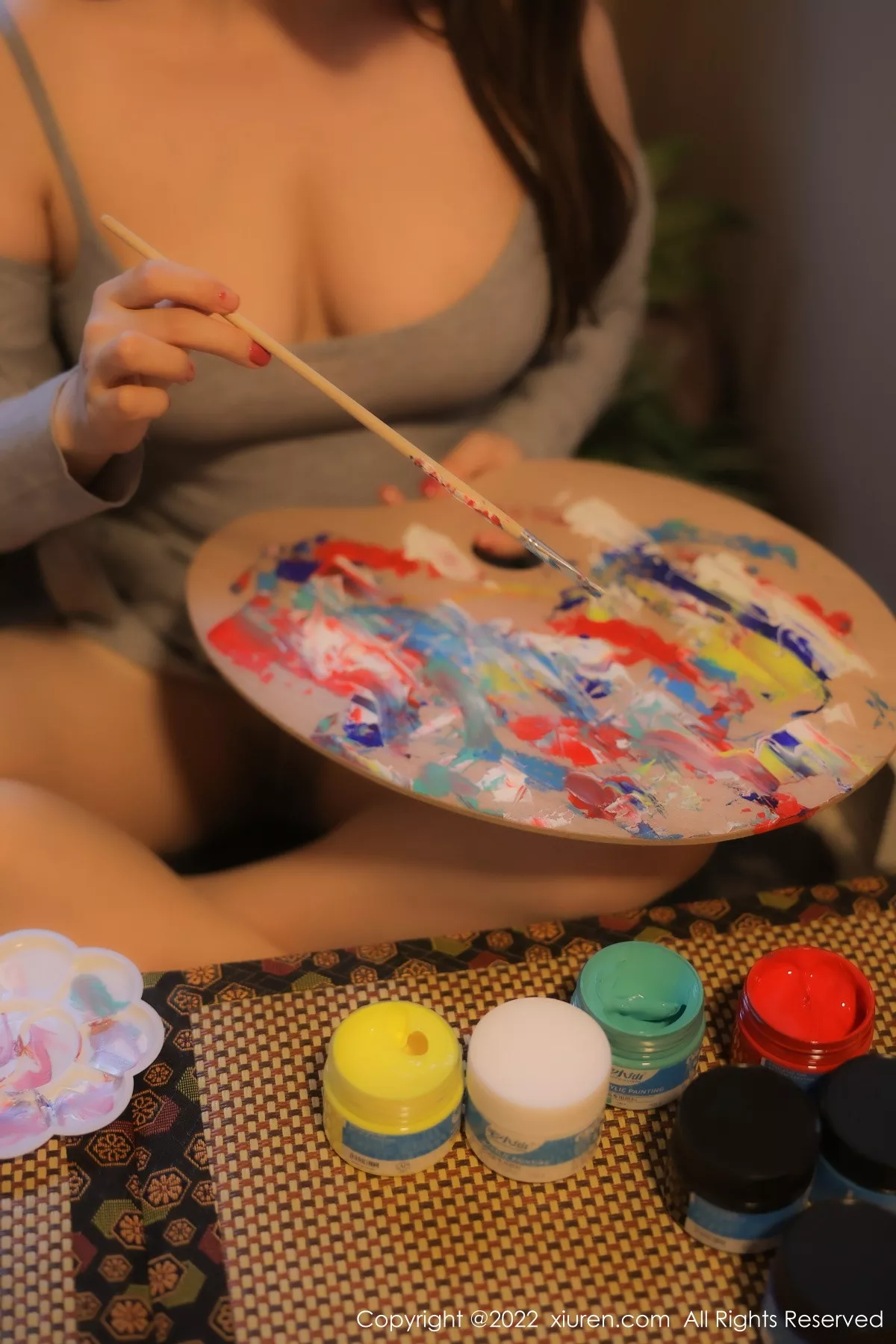 XiuRen第5943_模特豆瓣酱绘画主题灰色低胸吊带裙配肉丝秀丰满身材诱惑写真71P