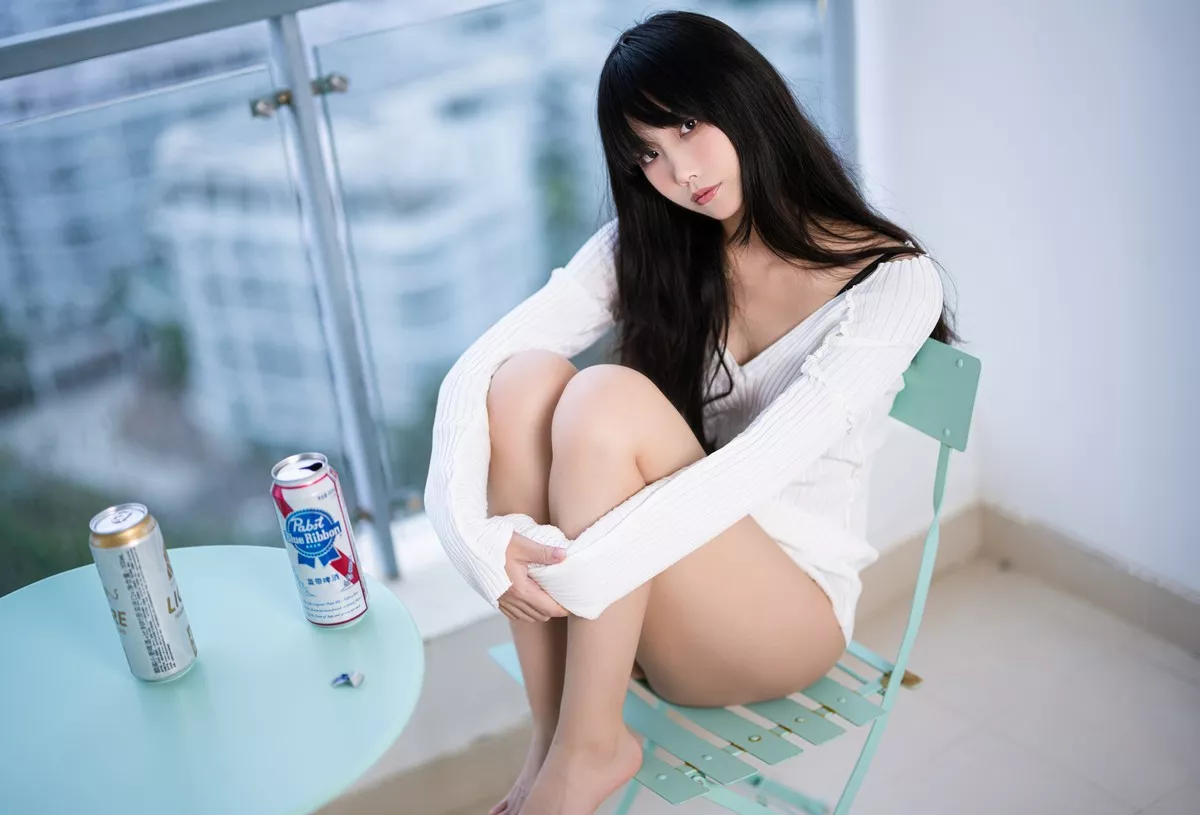网络美女汪知子醉酒主题私房性感白色针织衣半脱露黑色蕾丝内衣撩人诱惑写真36P