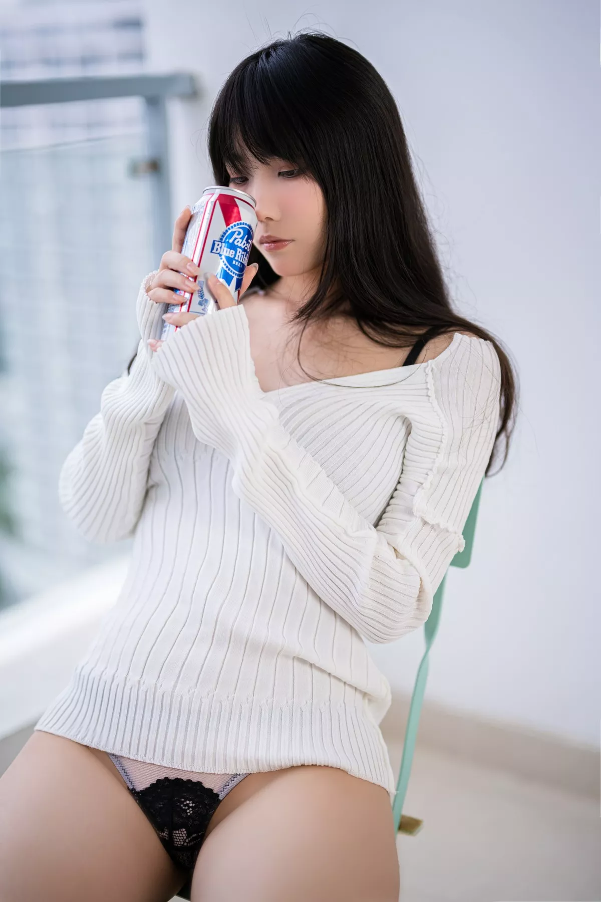 网络美女汪知子醉酒主题私房性感白色针织衣半脱露黑色蕾丝内衣撩人诱惑写真36P