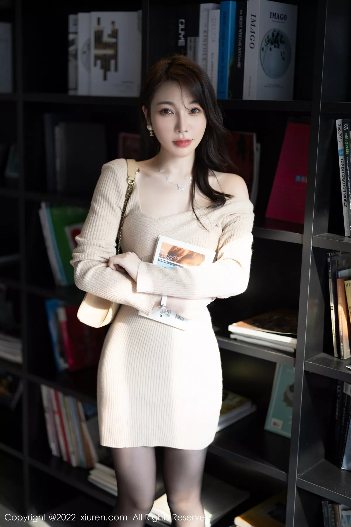 XiuRen第5945_女神徐莉芝Booty脱米色连衣裙露蕾丝内衣配超薄黑丝魅惑写真83P