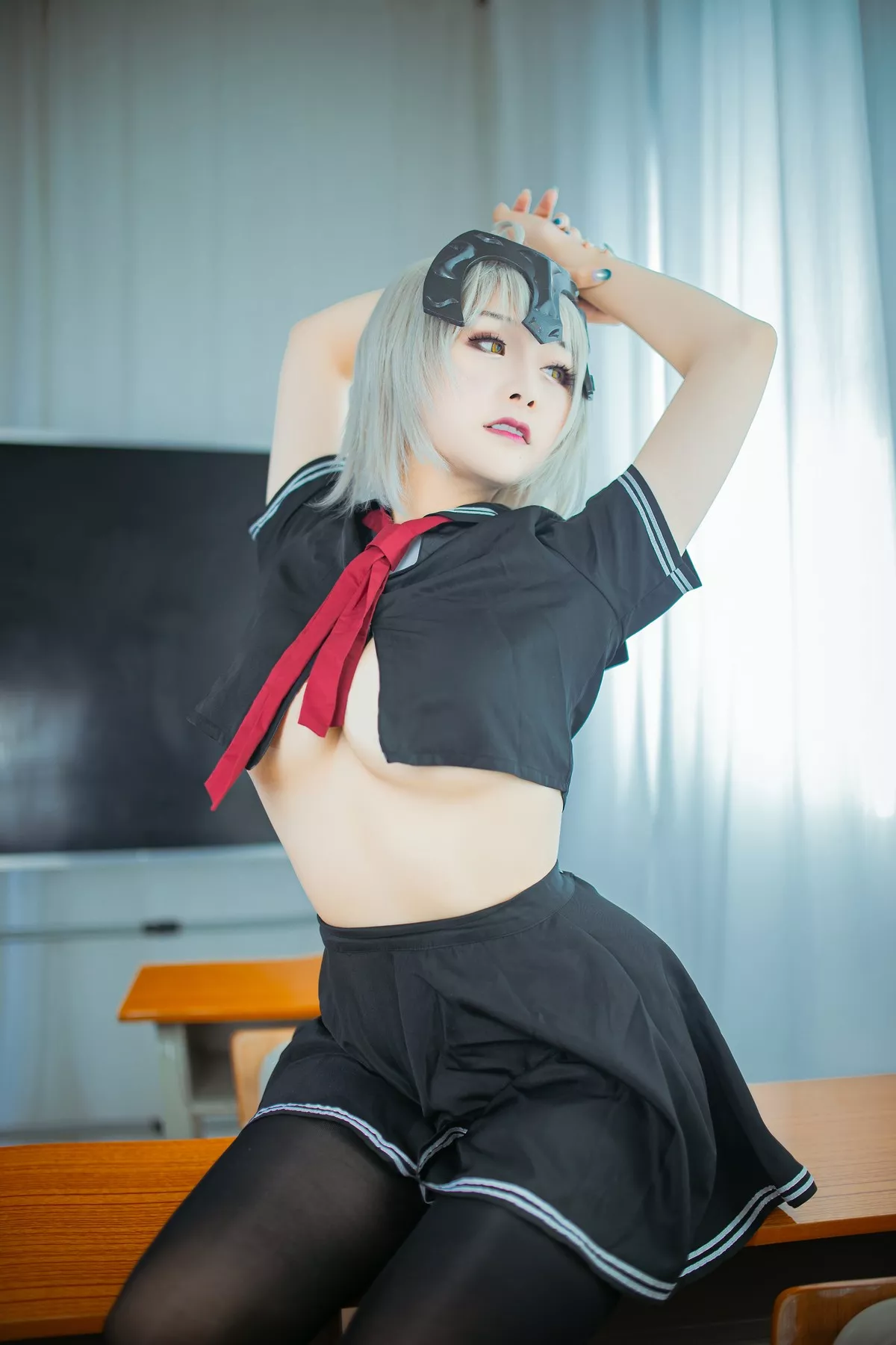 Coser美女三刀刀Miido黑贞德主题户外性感黑色皮衣+黑色旗袍秀完美身材诱惑写真77P