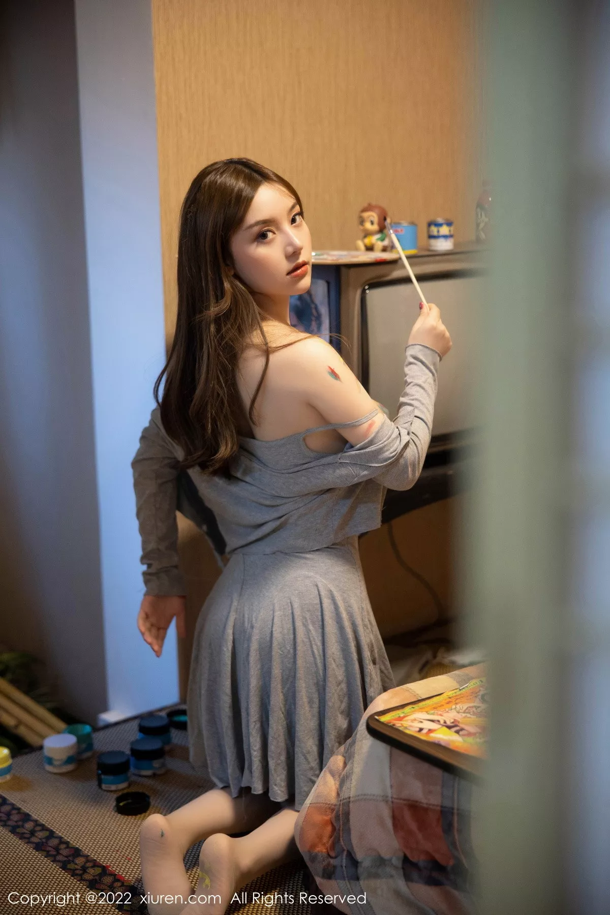 XiuRen第5943_模特豆瓣酱绘画主题灰色低胸吊带裙配肉丝秀丰满身材诱惑写真71P