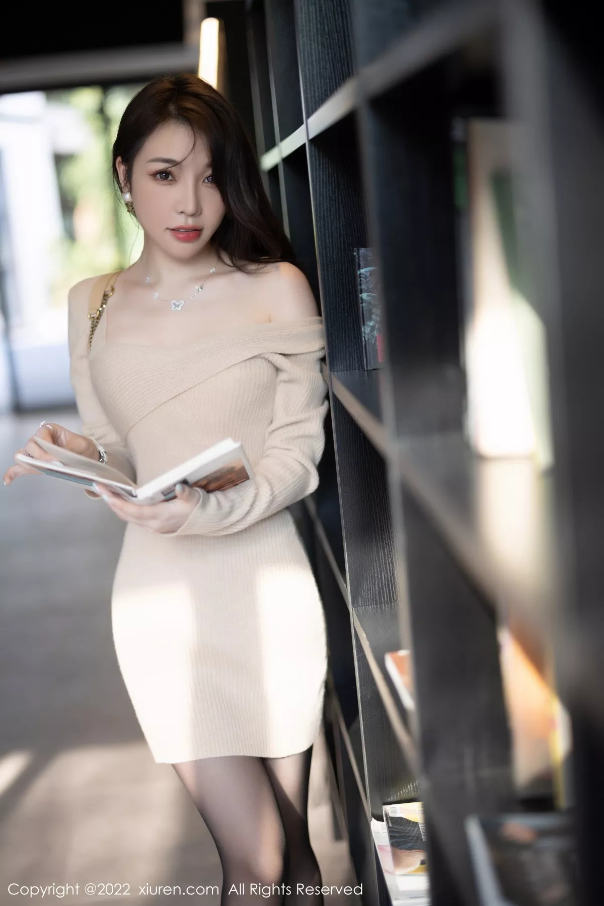 XiuRen第5945_女神徐莉芝Booty脱米色连衣裙露蕾丝内衣配超薄黑丝魅惑写真83P