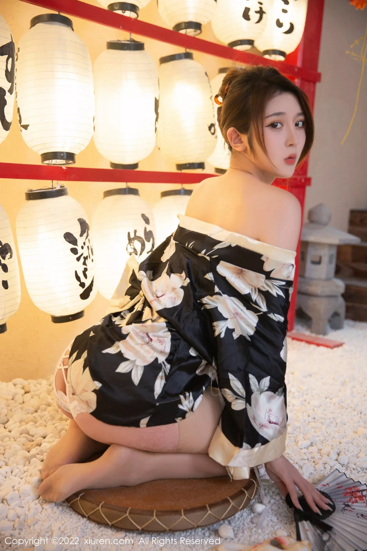 XiuRen第5942_模特夏甜甜性感黑色日式和服配超薄肉丝半脱秀完美身材诱惑写真79P