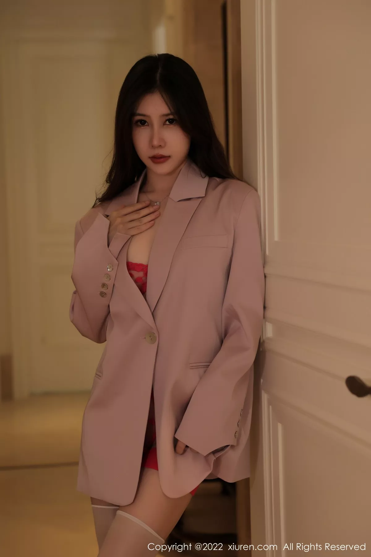 XiuRen第5951期_模特尹甜甜海南旅拍脱粉外衣露性感红色蕾丝情趣内衣诱惑写真68P