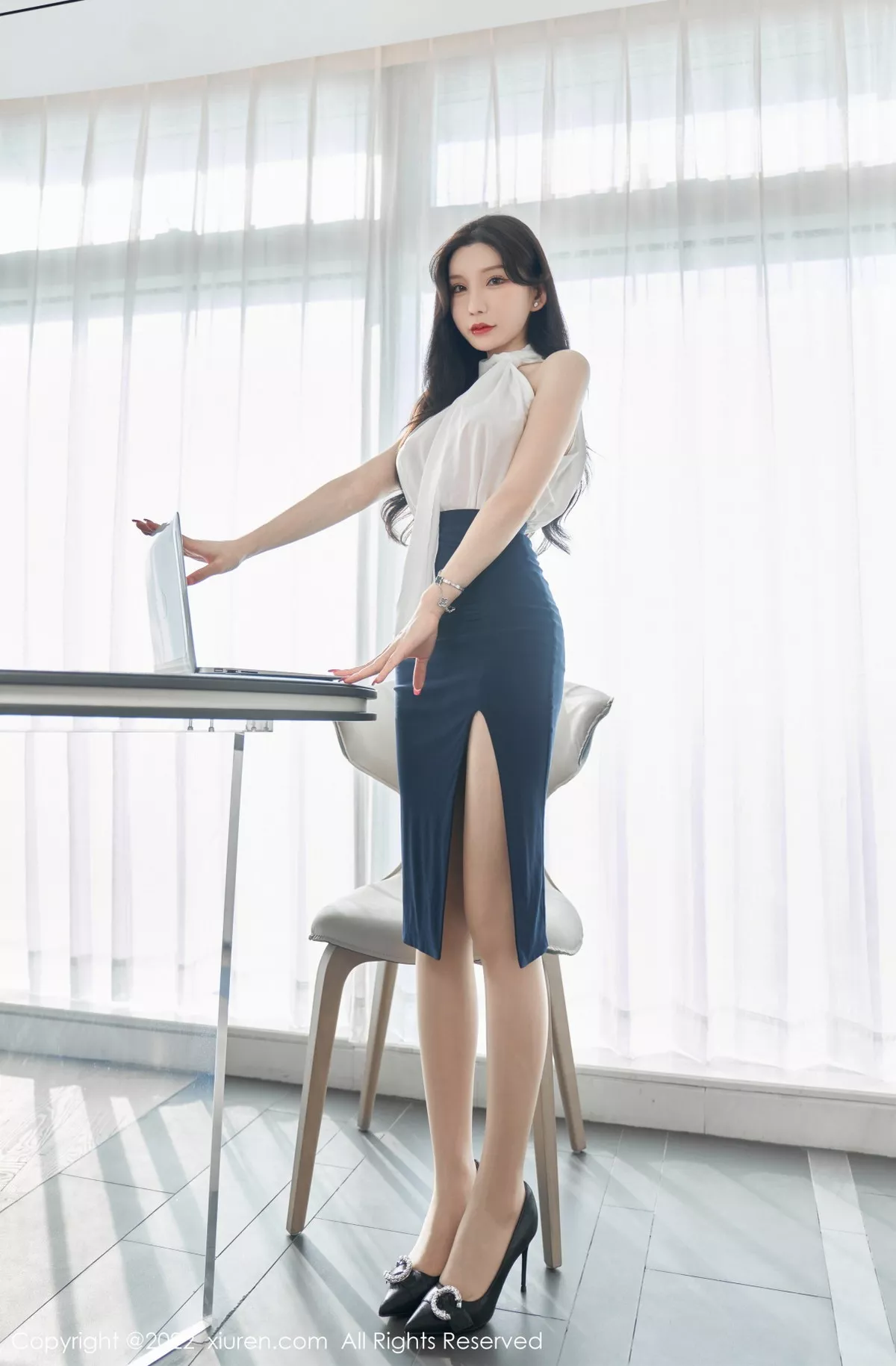 XiuRen第5948_女神周于希Sally女秘书主题白色轻透衣配黑短裙秀翘臀诱惑写真70P