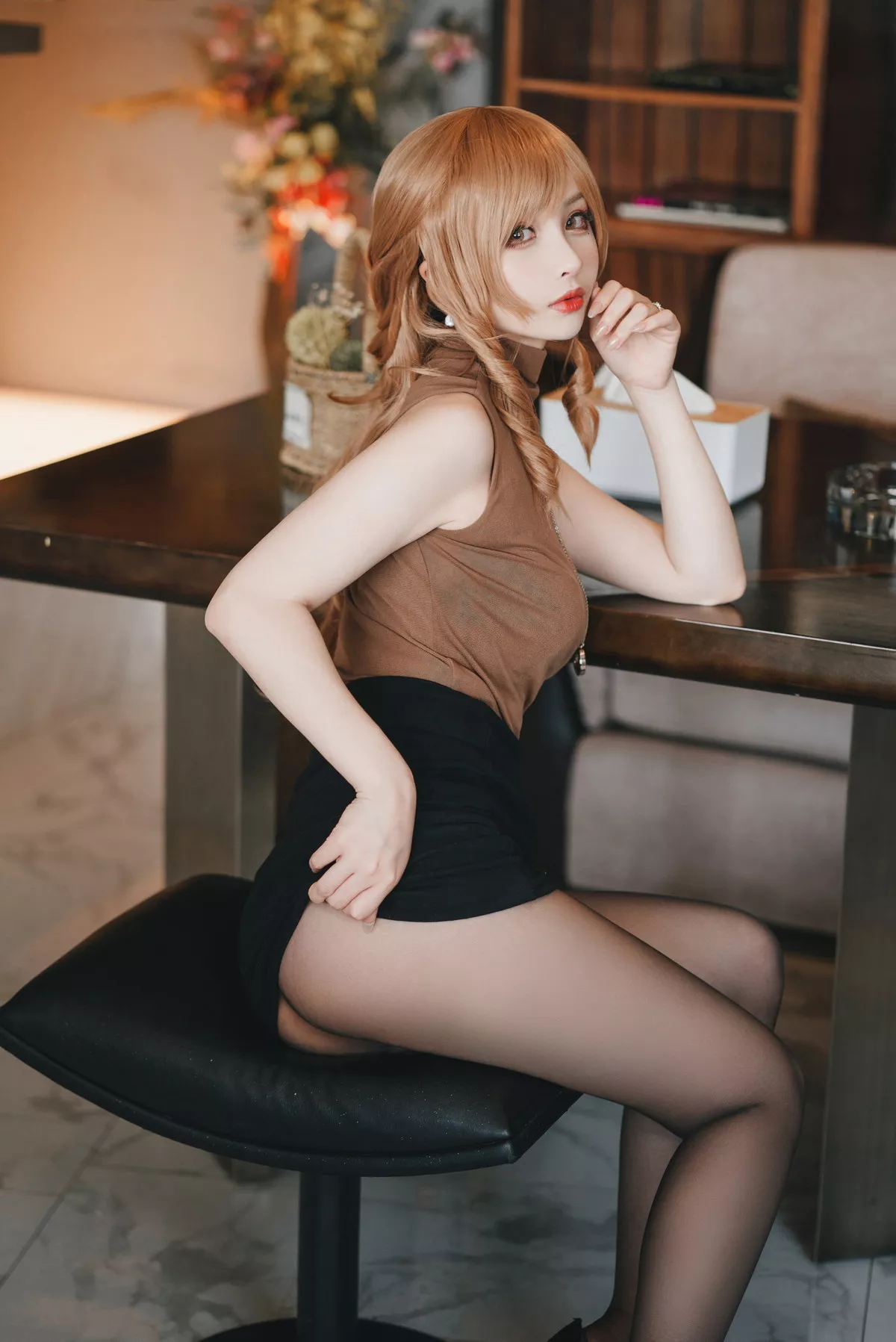 网络美女rioko凉凉子人妻的一天主题性感黑短裙下超薄黑丝秀翘臀美腿诱惑写真30P