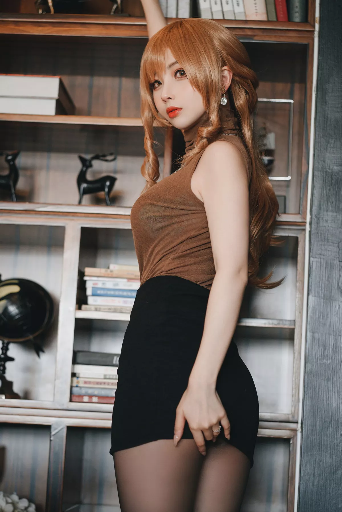 网络美女rioko凉凉子人妻的一天主题性感黑短裙下超薄黑丝秀翘臀美腿诱惑写真30P