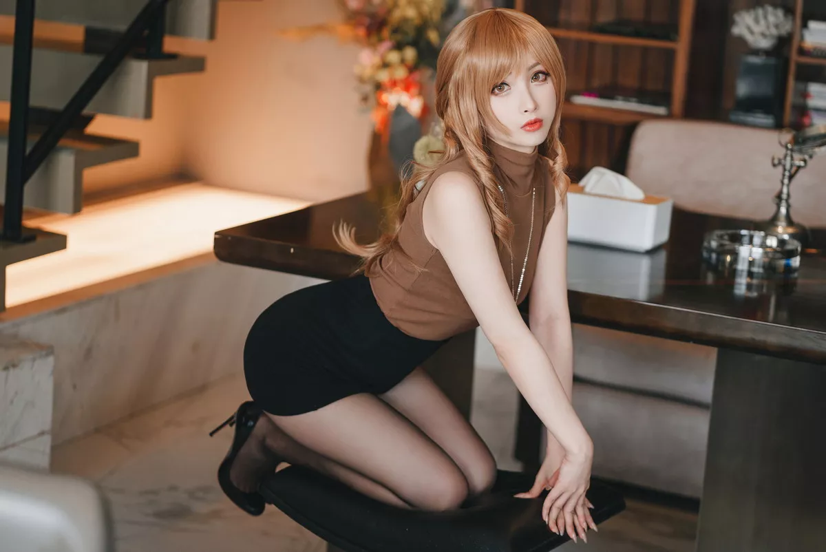 网络美女rioko凉凉子人妻的一天主题性感黑短裙下超薄黑丝秀翘臀美腿诱惑写真30P