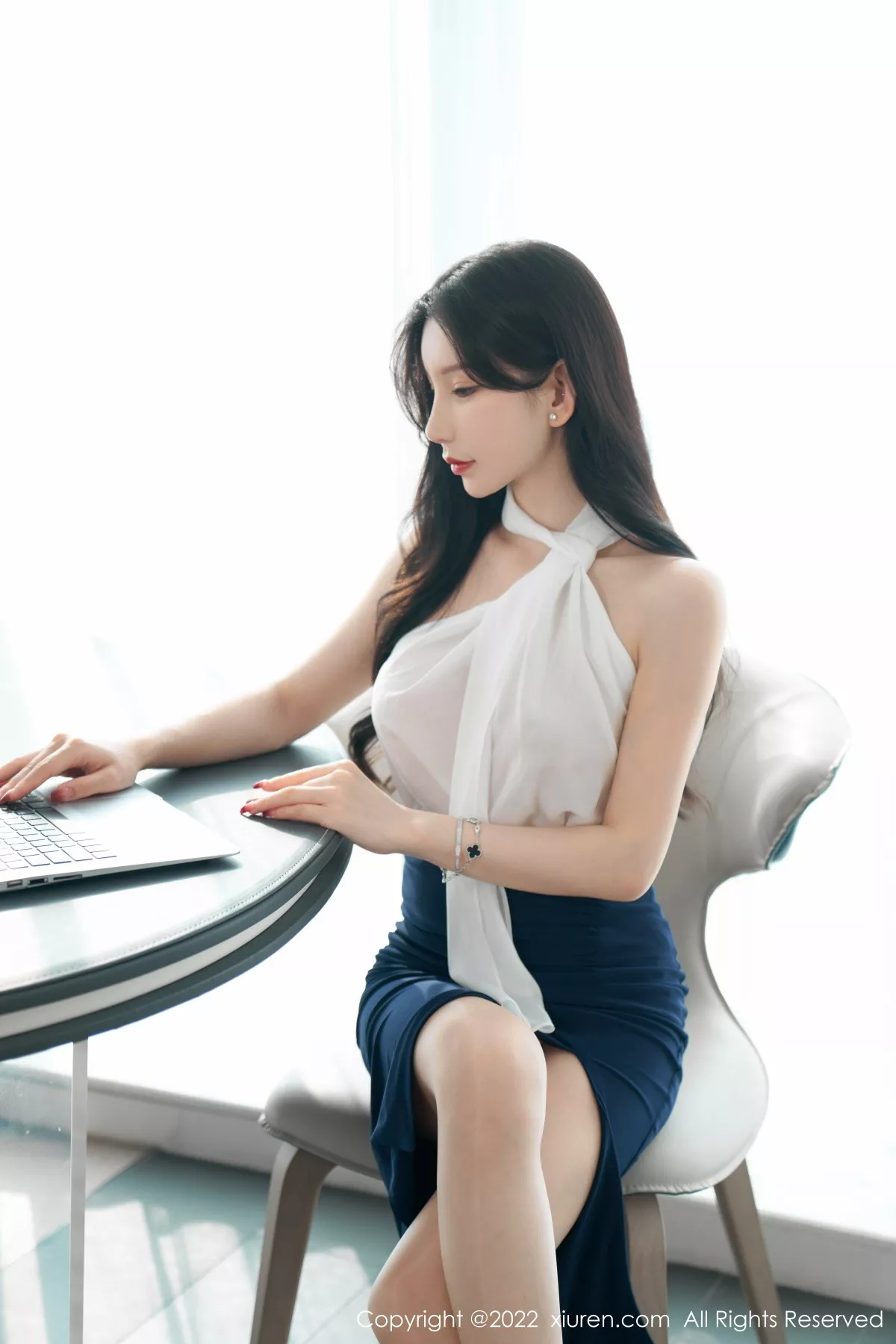 XiuRen第5948_女神周于希Sally女秘书主题白色轻透衣配黑短裙秀翘臀诱惑写真70P