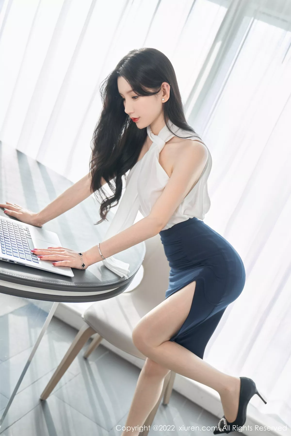 XiuRen第5948_女神周于希Sally女秘书主题白色轻透衣配黑短裙秀翘臀诱惑写真70P