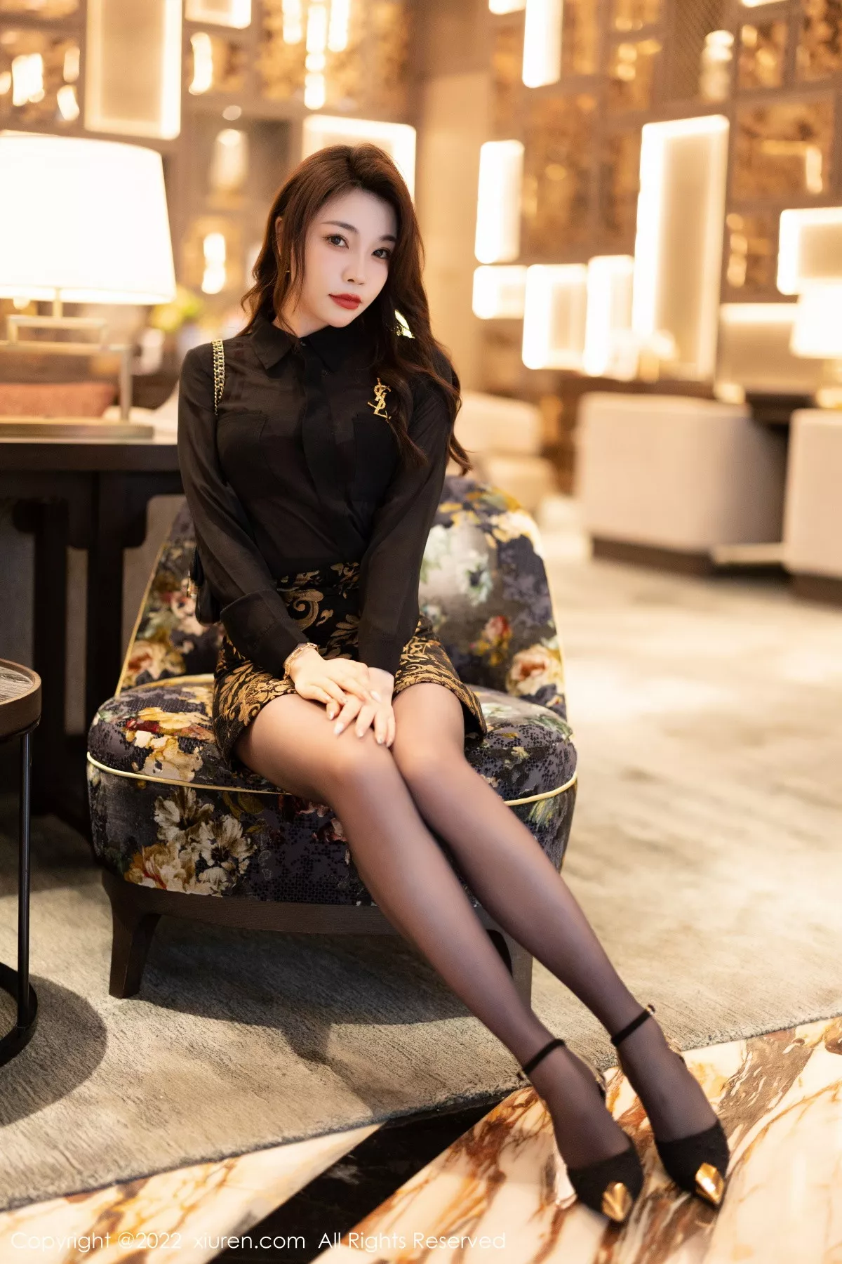 XiuRen第5953期_女神徐莉芝Booty黑色轻透上衣配黑短裙露红色蕾丝内衣诱惑写真83P