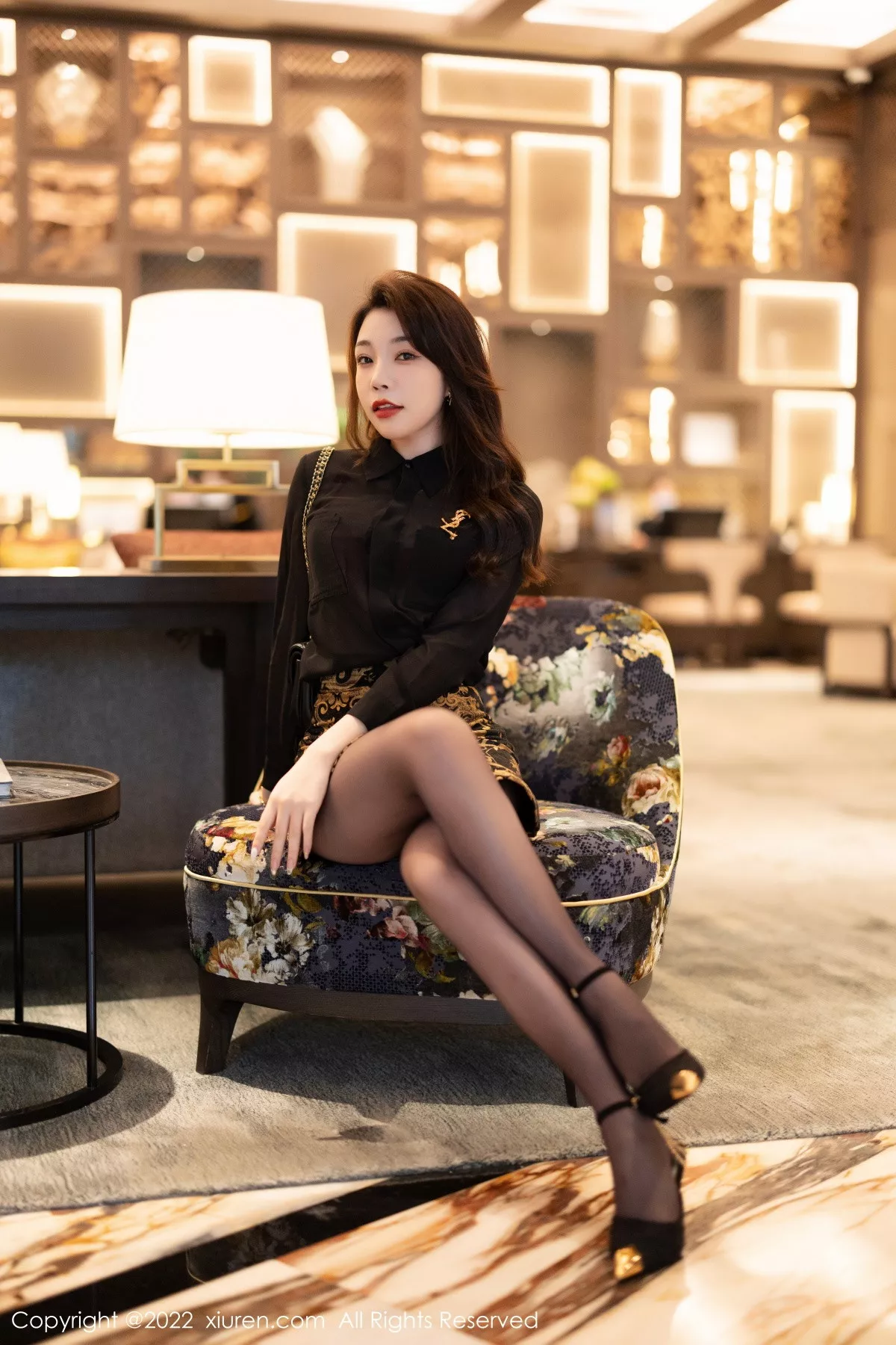 XiuRen第5953期_女神徐莉芝Booty黑色轻透上衣配黑短裙露红色蕾丝内衣诱惑写真83P