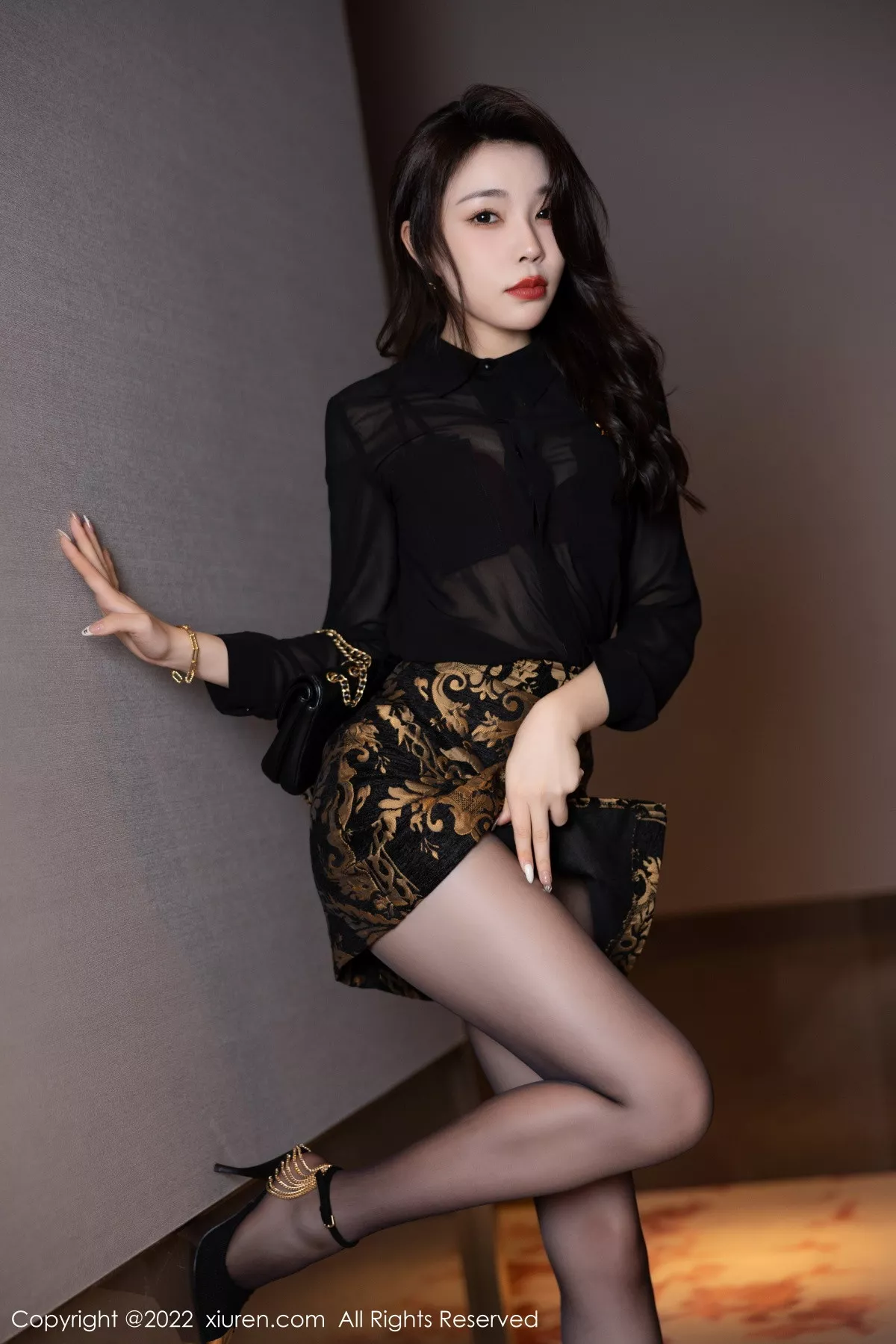 XiuRen第5953期_女神徐莉芝Booty黑色轻透上衣配黑短裙露红色蕾丝内衣诱惑写真83P