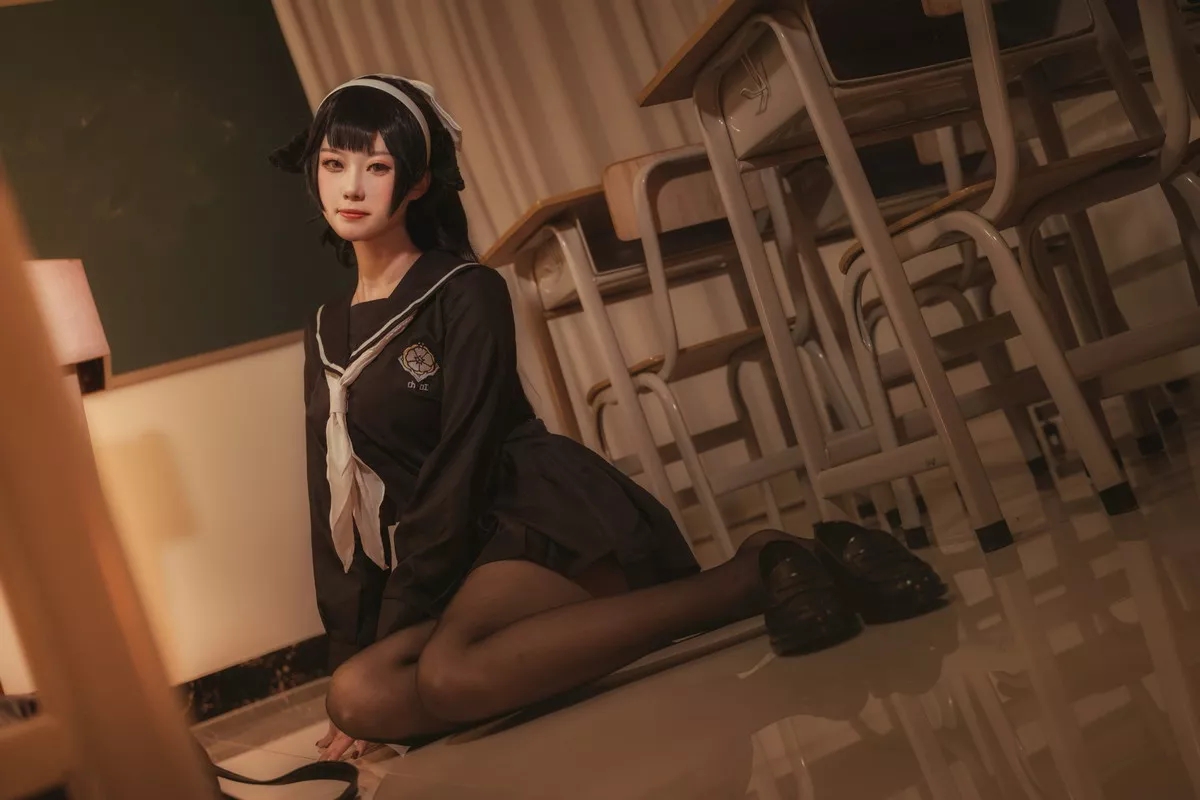 Coser美女贞子蜜桃碧蓝航线主题教室里性感学生制服配超薄黑丝秀美腿诱惑写真35P