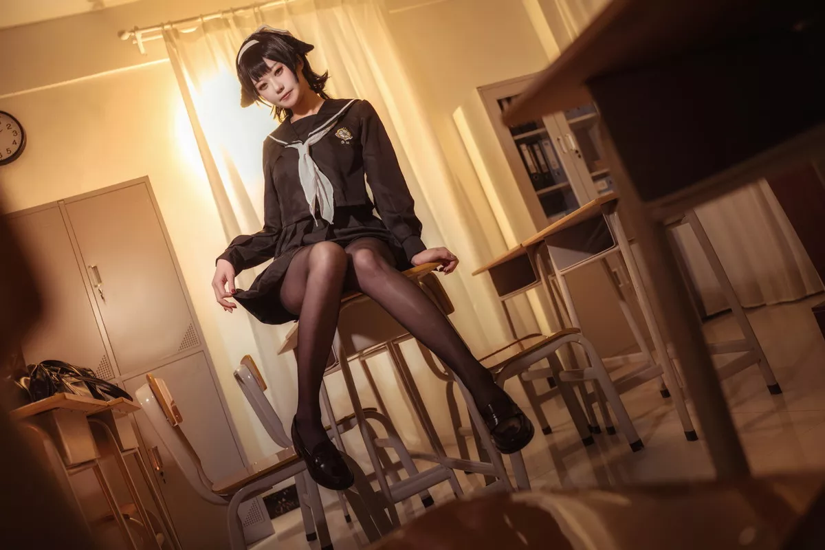Coser美女贞子蜜桃碧蓝航线主题教室里性感学生制服配超薄黑丝秀美腿诱惑写真35P