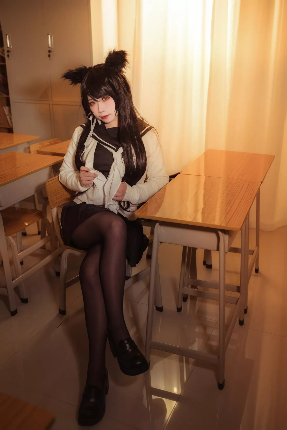 Coser美女贞子蜜桃碧蓝航线主题教室里性感学生制服配超薄黑丝秀美腿诱惑写真35P
