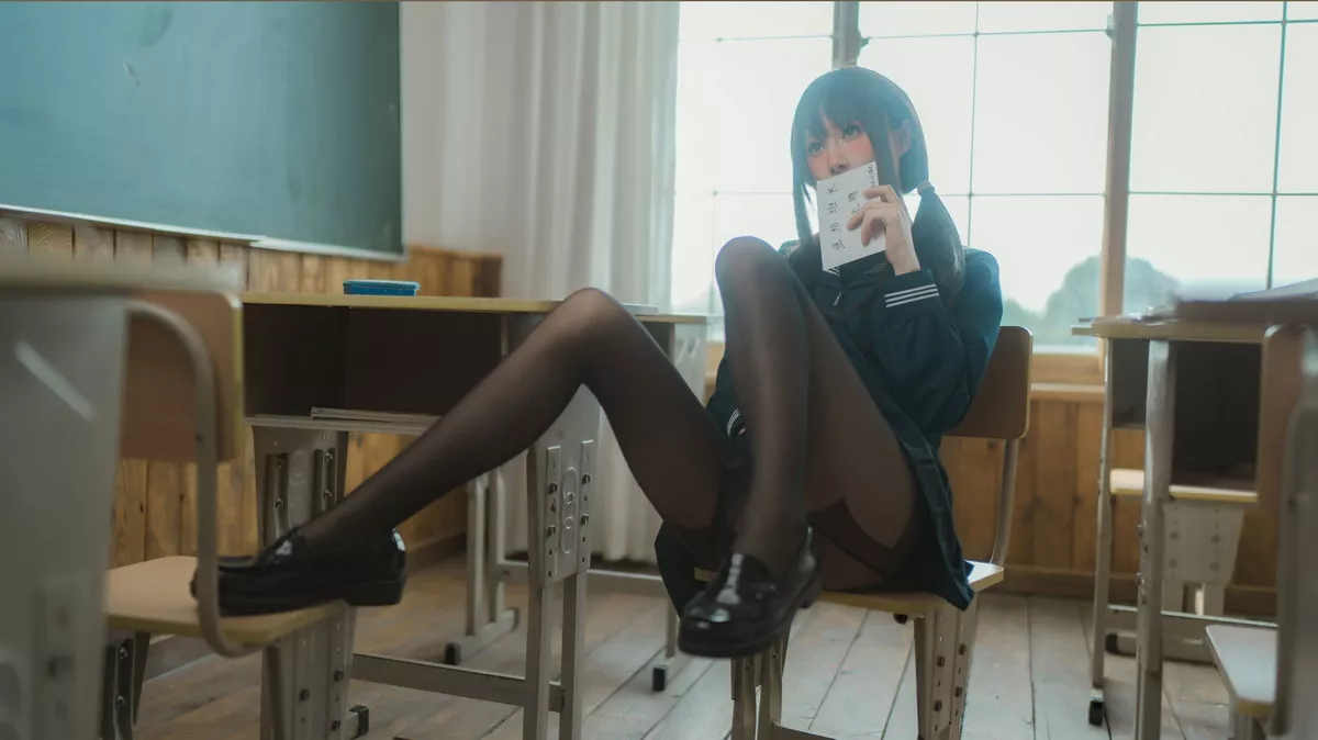 网络美女西园寺南歌与班长的游戏主题教室里性感制服露黑色蕾丝内衣诱惑写真137P