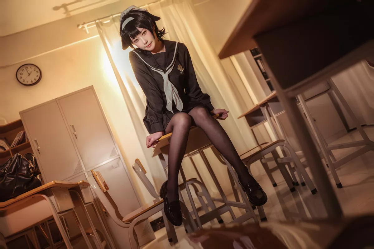 Coser美女贞子蜜桃碧蓝航线主题教室里性感学生制服配超薄黑丝秀美腿诱惑写真35P