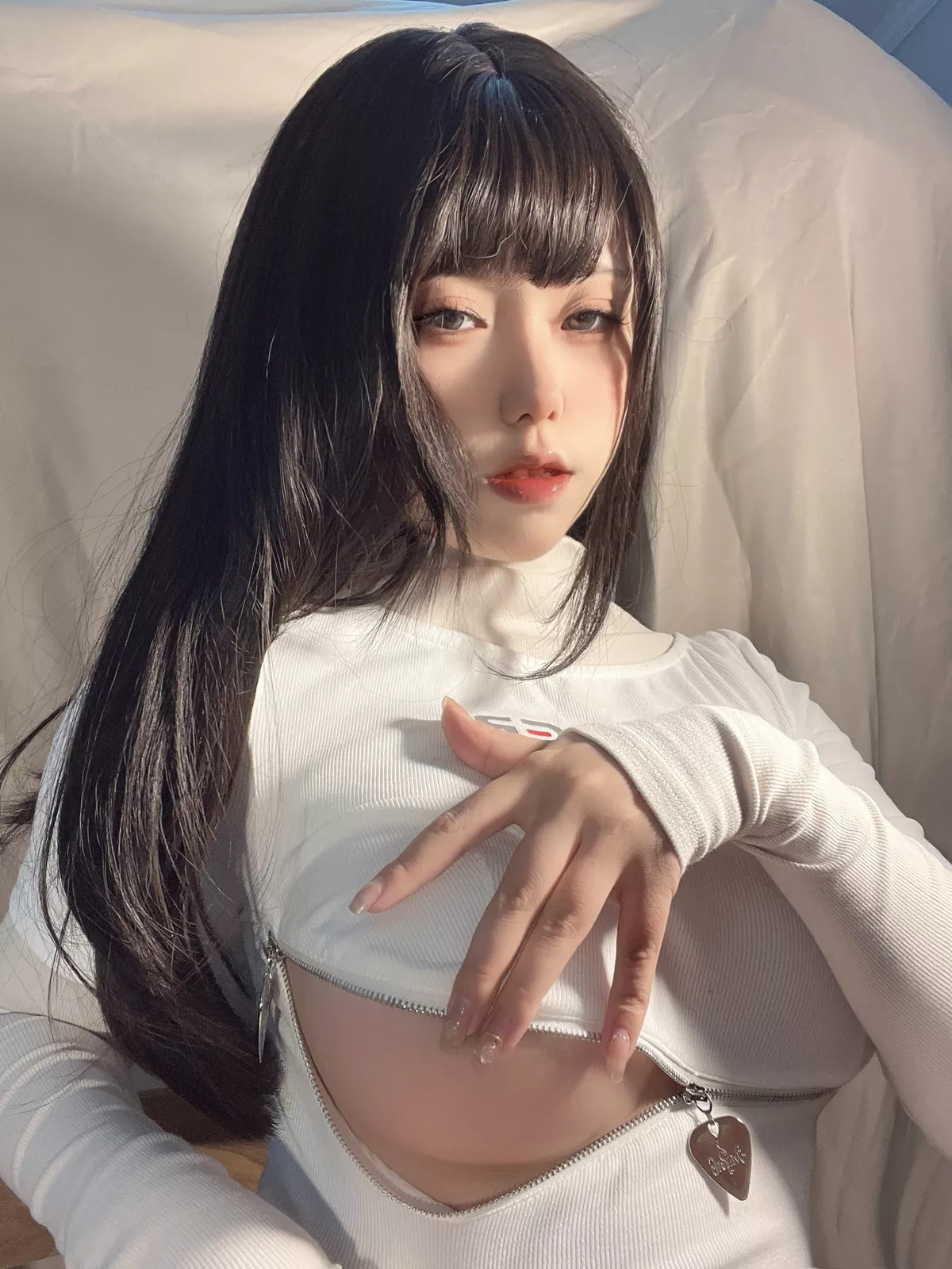 网络美女一北亦北吉他妹妹主题私房性感白色开胸服饰半撩秀豪乳翘臀诱惑写真33P