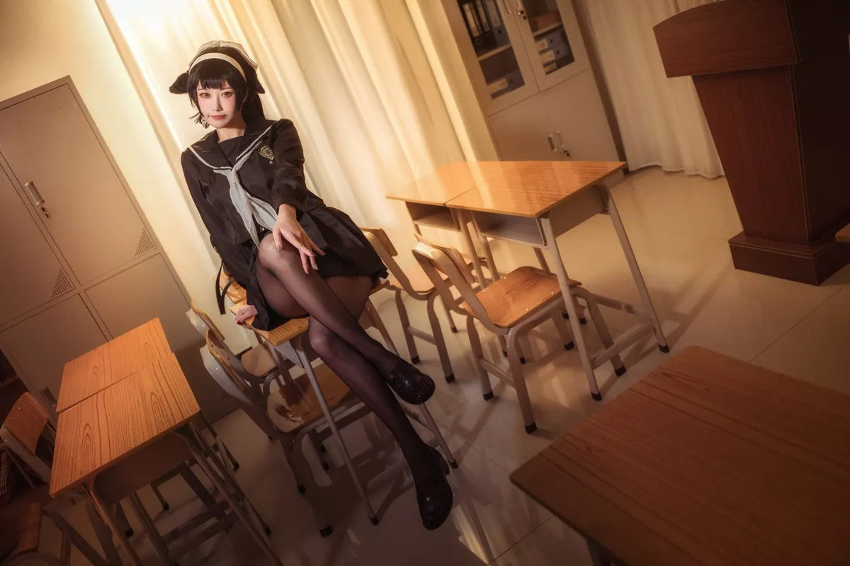 Coser美女贞子蜜桃碧蓝航线主题教室里性感学生制服配超薄黑丝秀美腿诱惑写真35P