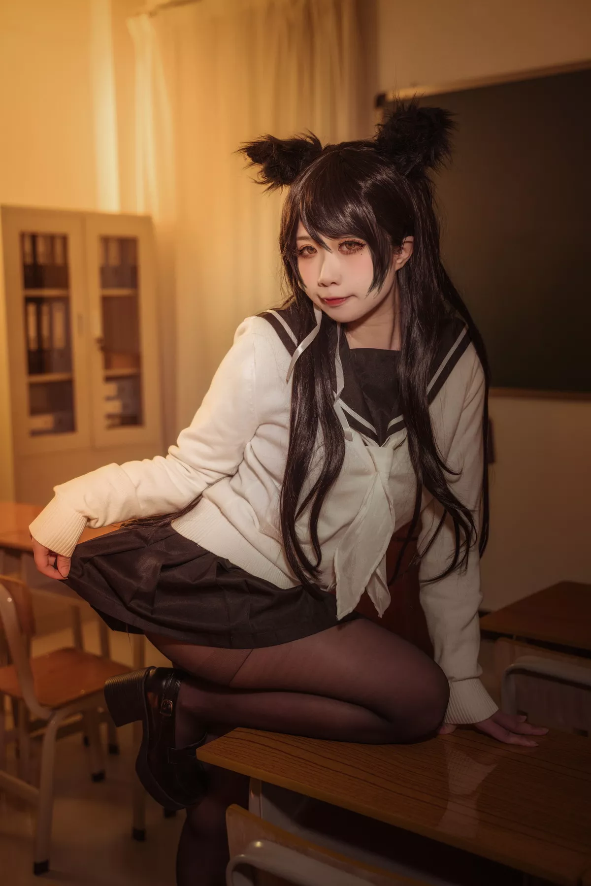 Coser美女贞子蜜桃碧蓝航线主题教室里性感学生制服配超薄黑丝秀美腿诱惑写真35P