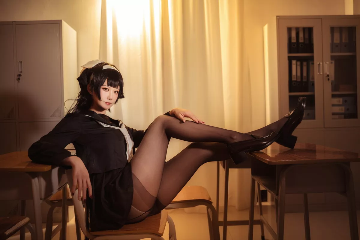 Coser美女贞子蜜桃碧蓝航线主题教室里性感学生制服配超薄黑丝秀美腿诱惑写真35P
