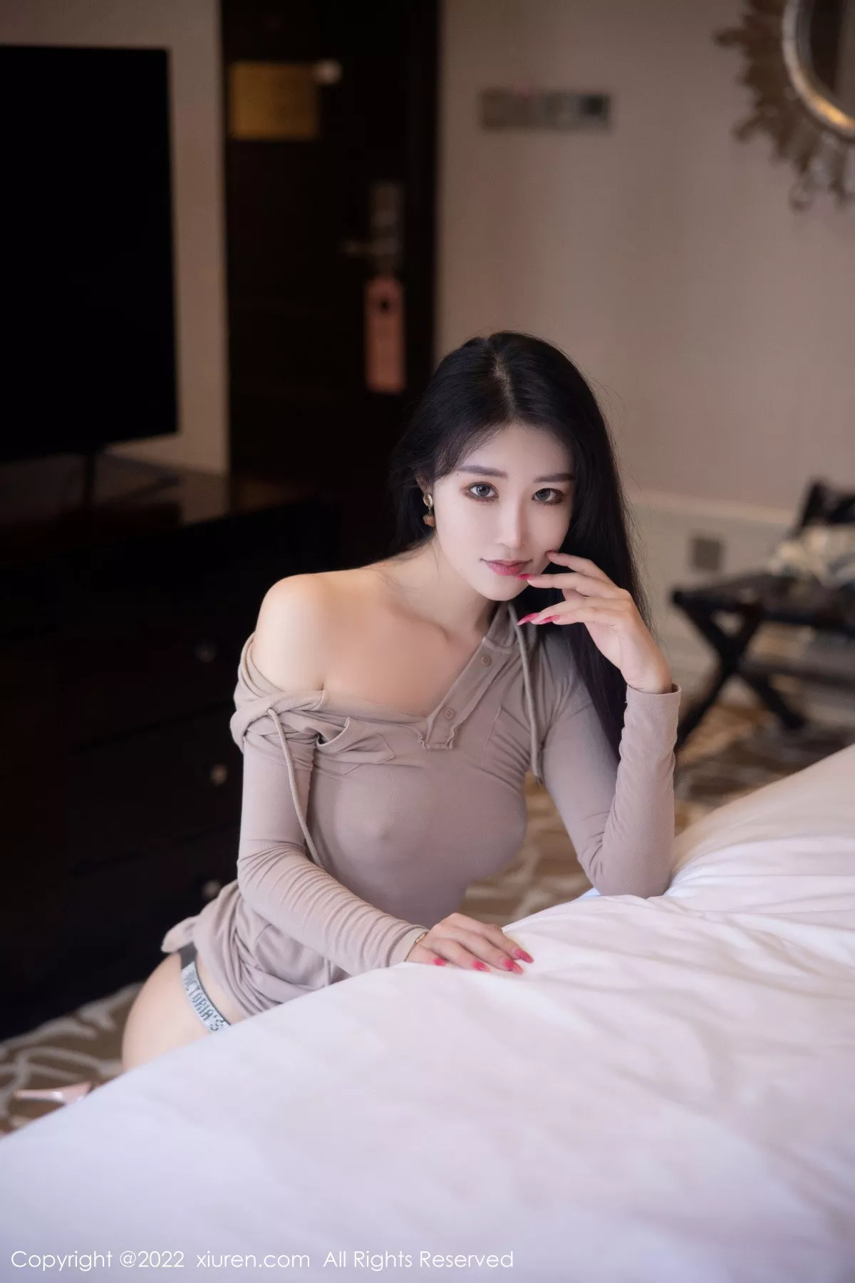 XiuRen第5955期_模特司柠脱杏色连衣裙露性感黑色内衣配超薄肉丝完美诱惑写真70P