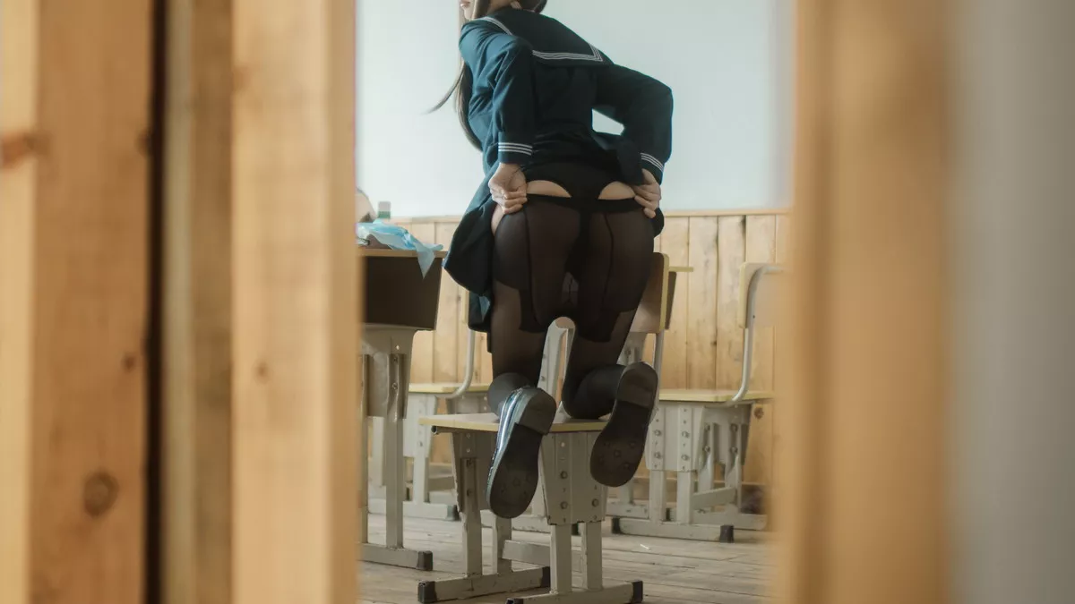 网络美女西园寺南歌与班长的游戏主题教室里性感制服露黑色蕾丝内衣诱惑写真137P