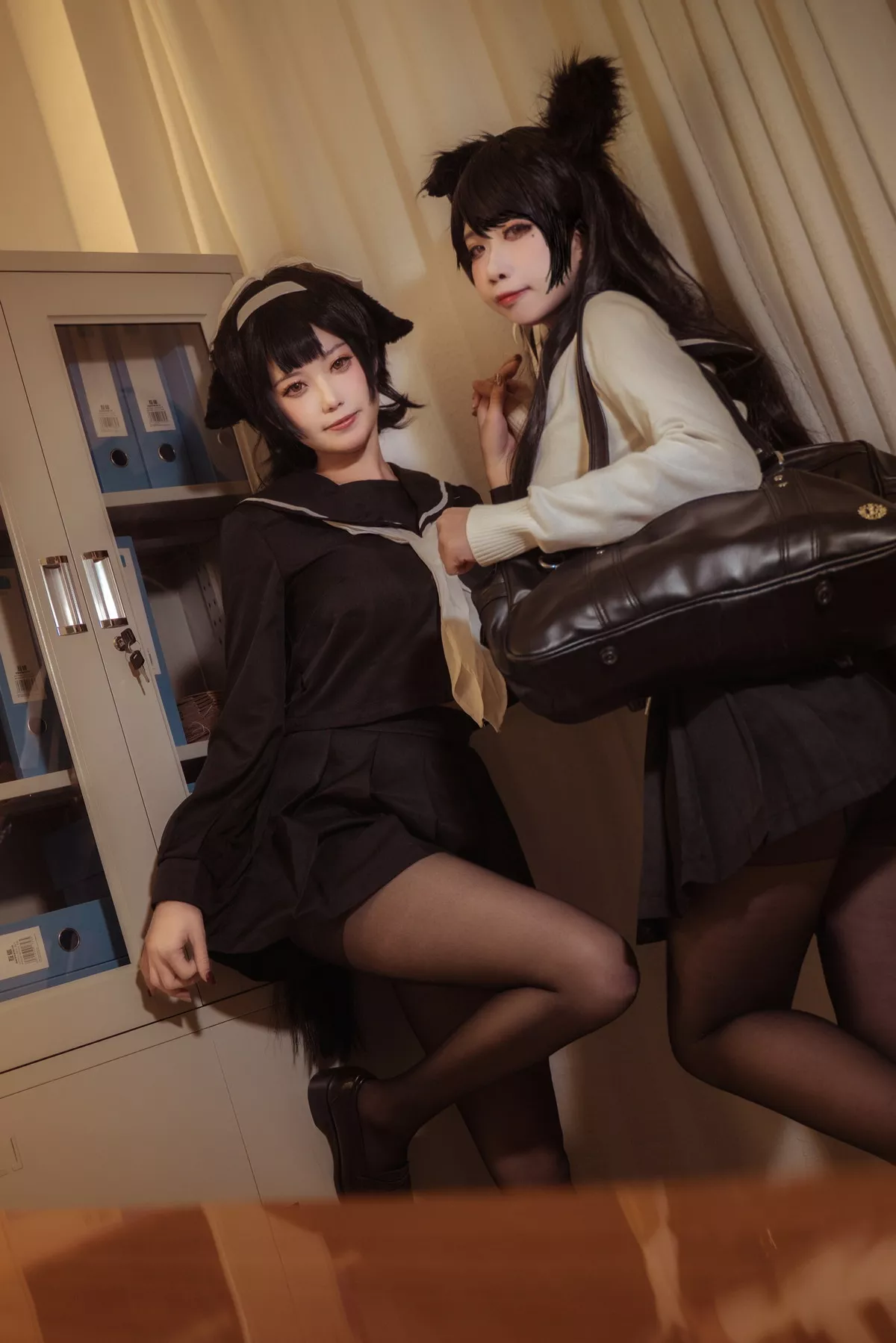 Coser美女贞子蜜桃碧蓝航线主题教室里性感学生制服配超薄黑丝秀美腿诱惑写真35P