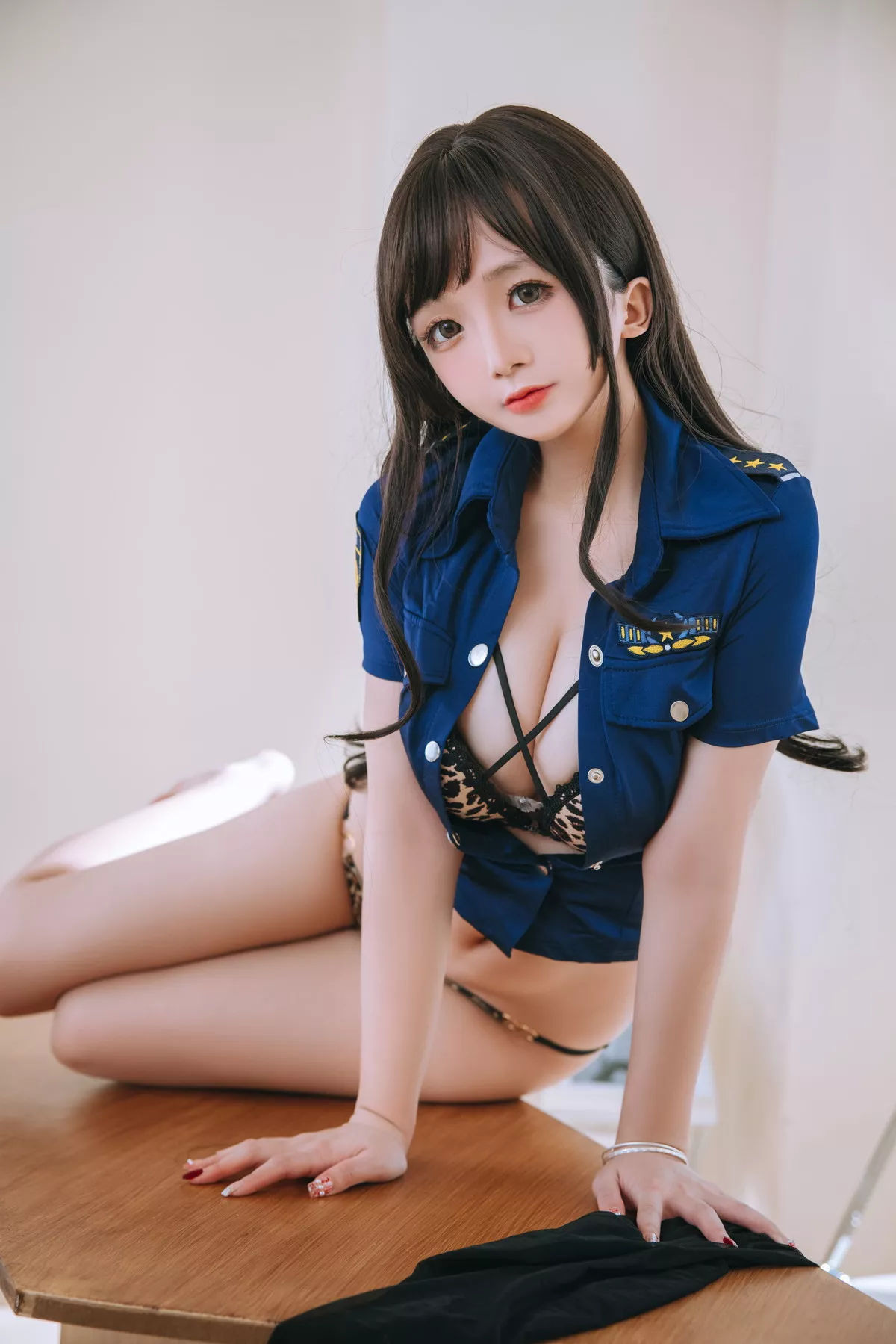 Cosplay美女日奈娇豹纹女警主题蓝上衣配黑短裙半脱露豹纹内衣丰满诱惑写真109P