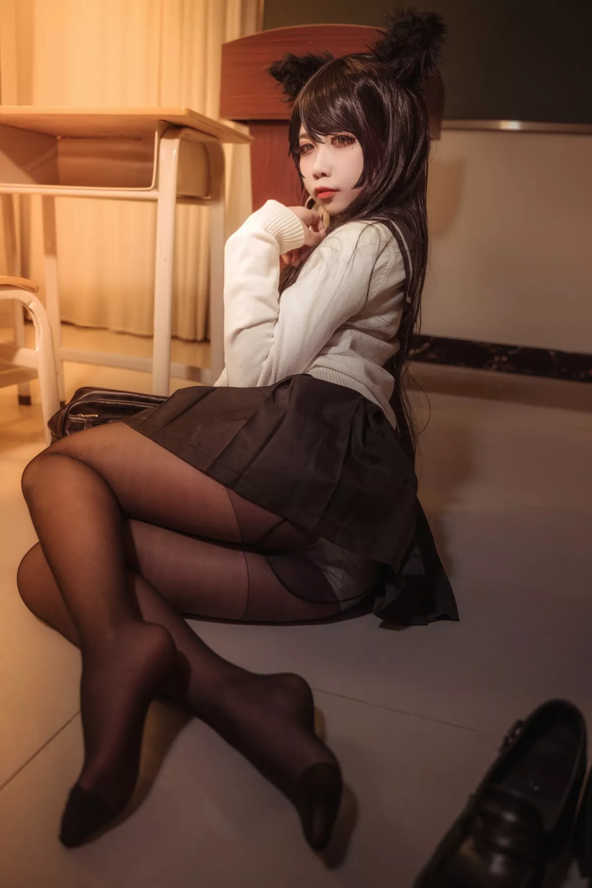 Coser美女贞子蜜桃碧蓝航线主题教室里性感学生制服配超薄黑丝秀美腿诱惑写真35P