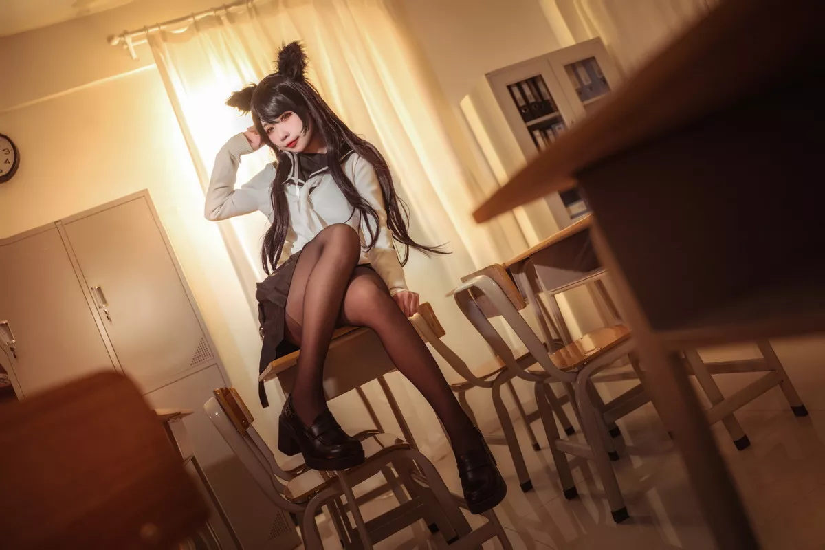 Coser美女贞子蜜桃碧蓝航线主题教室里性感学生制服配超薄黑丝秀美腿诱惑写真35P