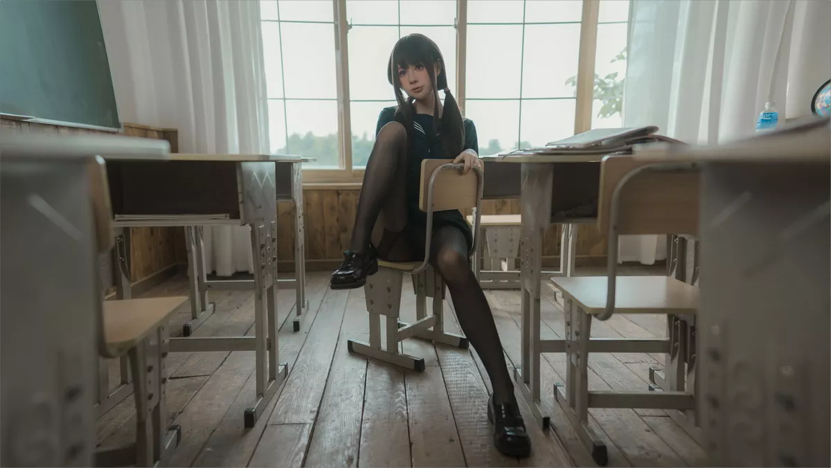 网络美女西园寺南歌与班长的游戏主题教室里性感制服露黑色蕾丝内衣诱惑写真137P